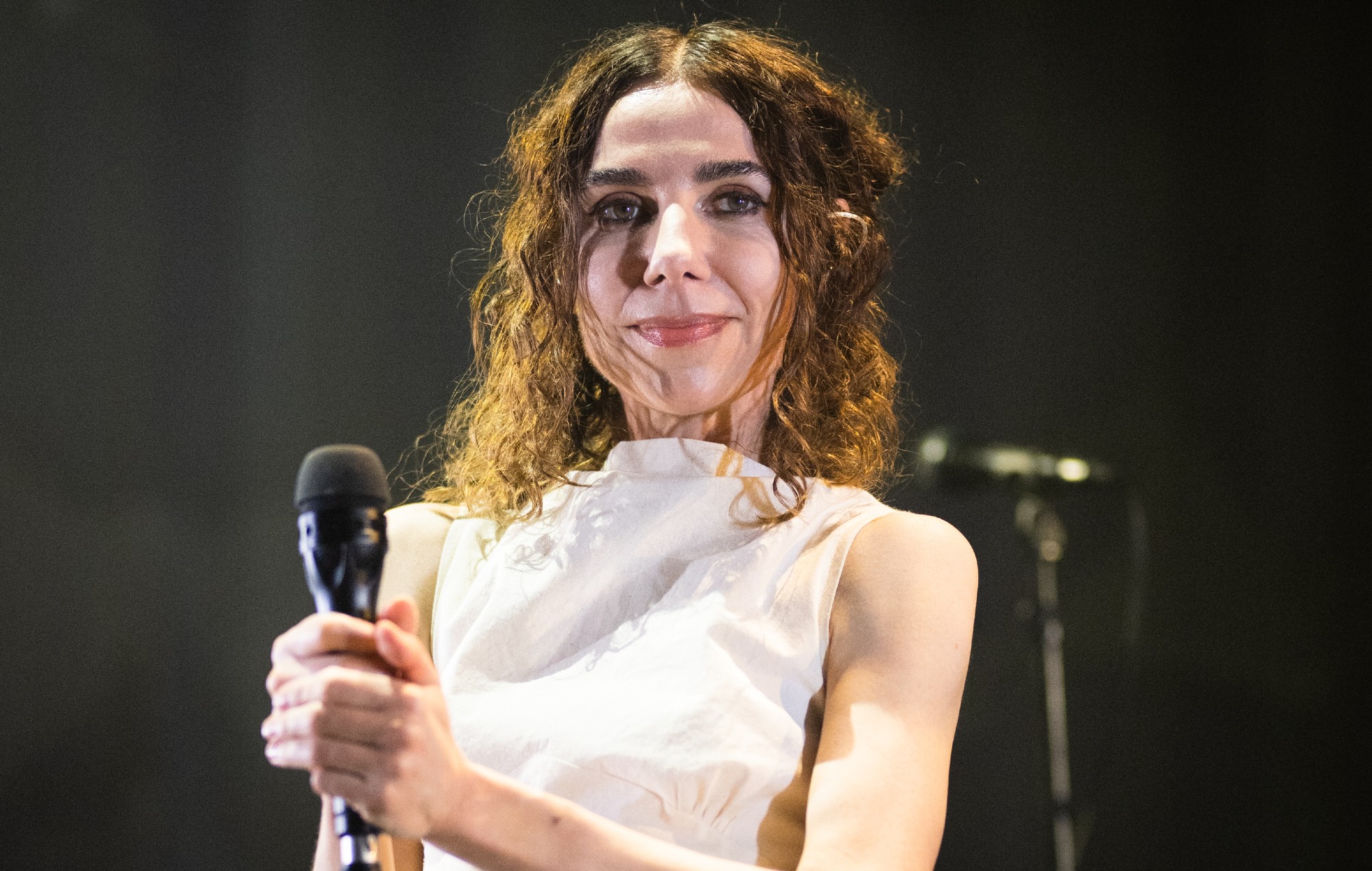 PJ Harvey partage la démo de "Eugene Alone" d'une nouvelle pièce