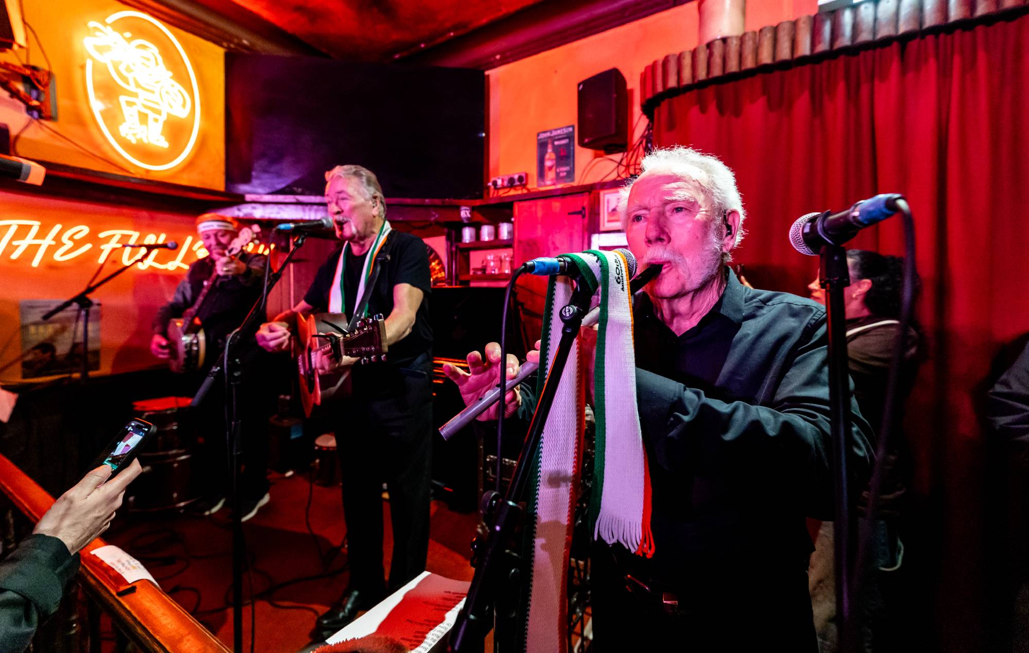 Wolfe Tones donne un concert surprise dans un pub londonien et parlez-nous de leur impact sur la musique irlandaise