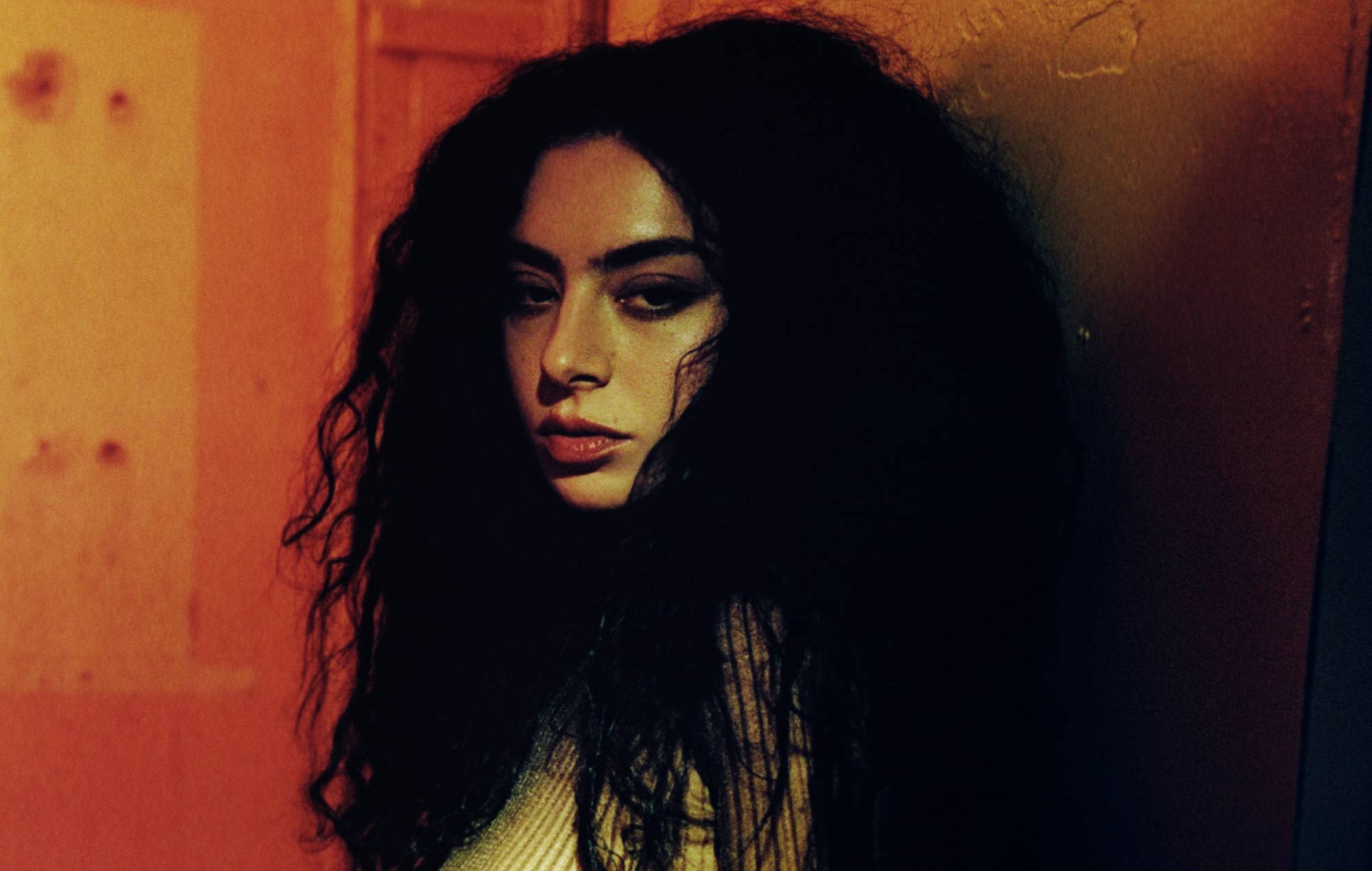 Charli XCX annonce une tournée des arènes au Royaume-Uni en 2024 avec Shygirl