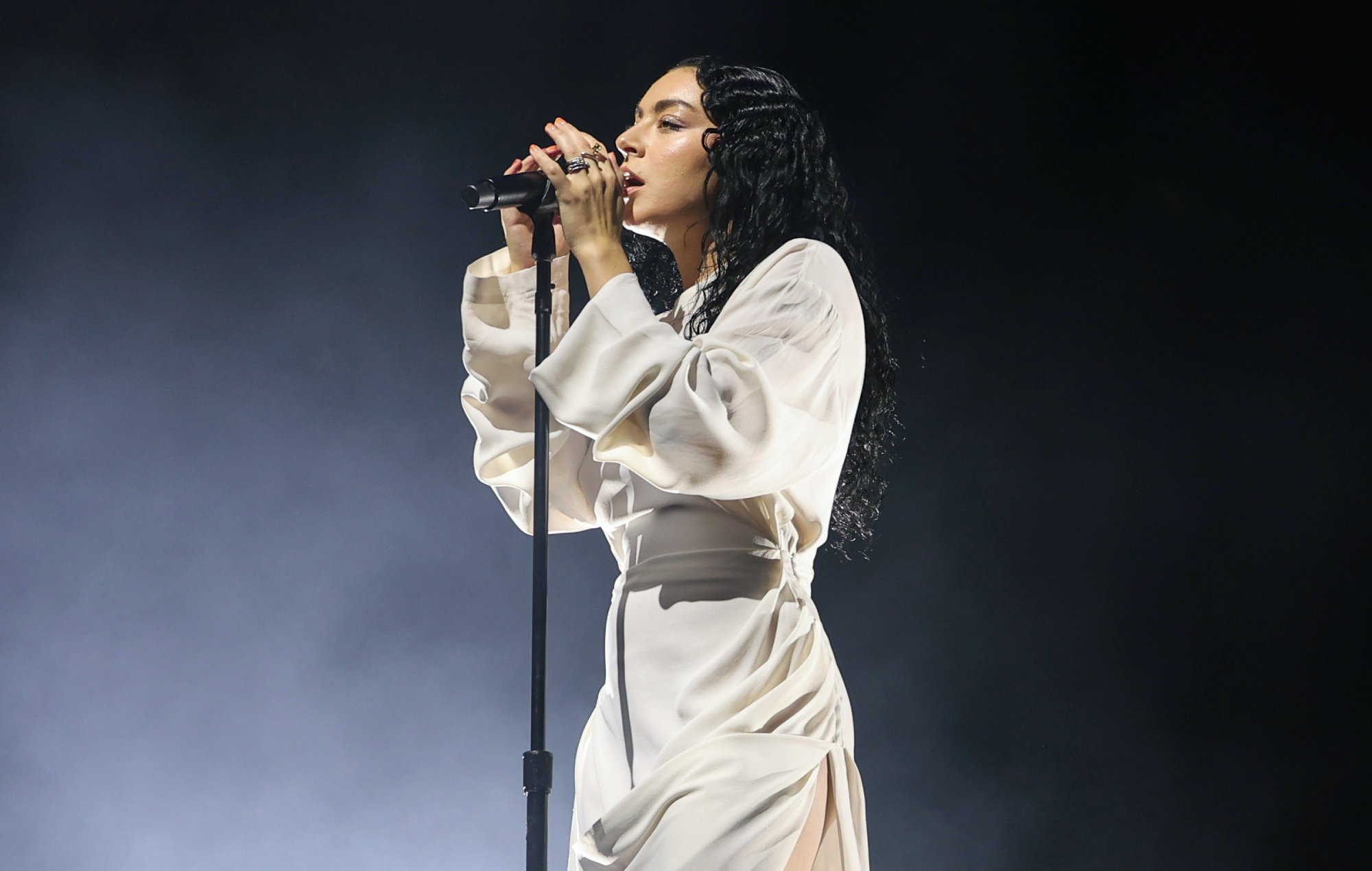 Charli XCX répond aux critiques sur l'illustration "offensive" de "Brat"