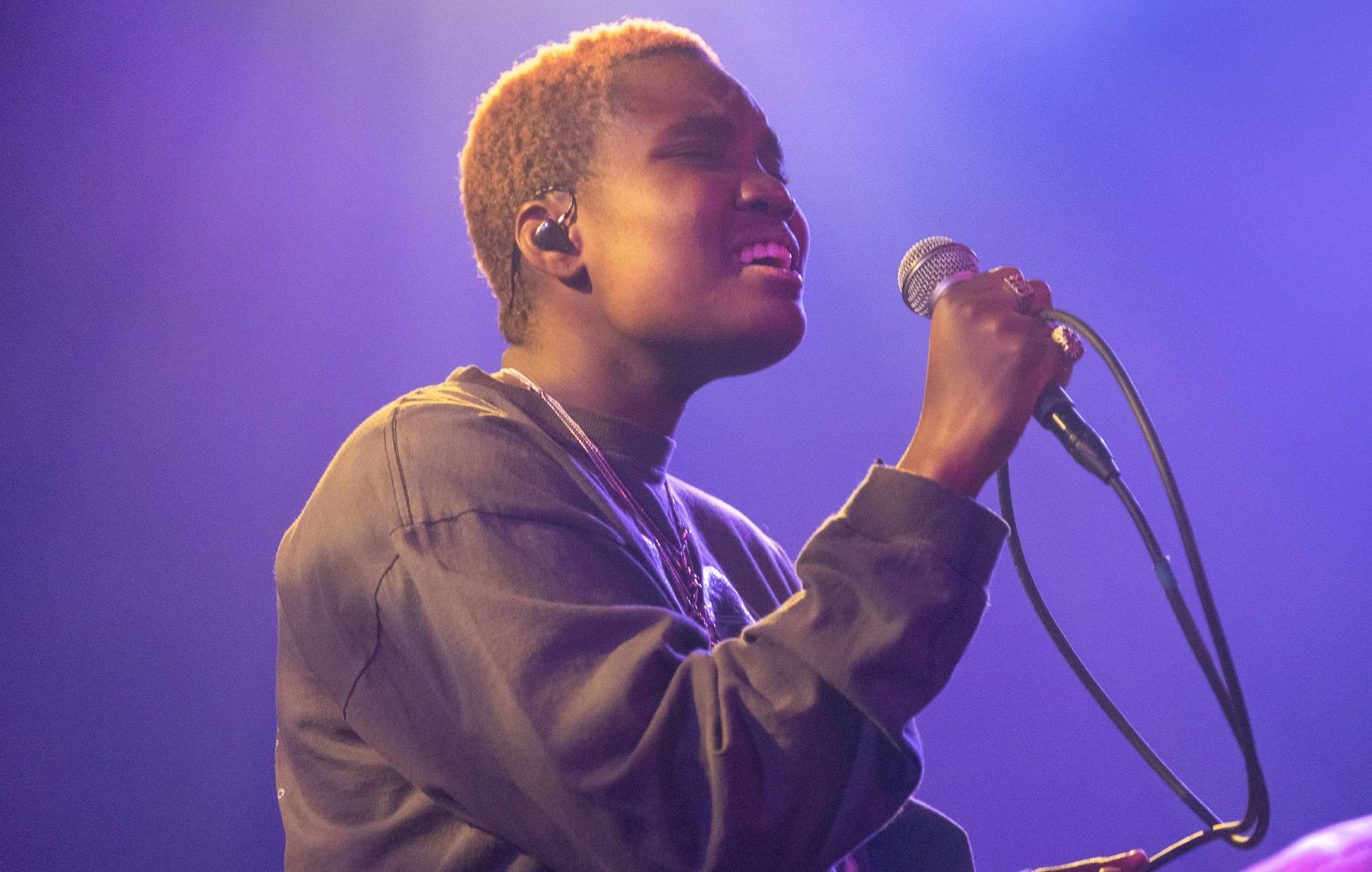 Regardez Arlo Parks interpréter « Devotion » dans « The Tonight Show »