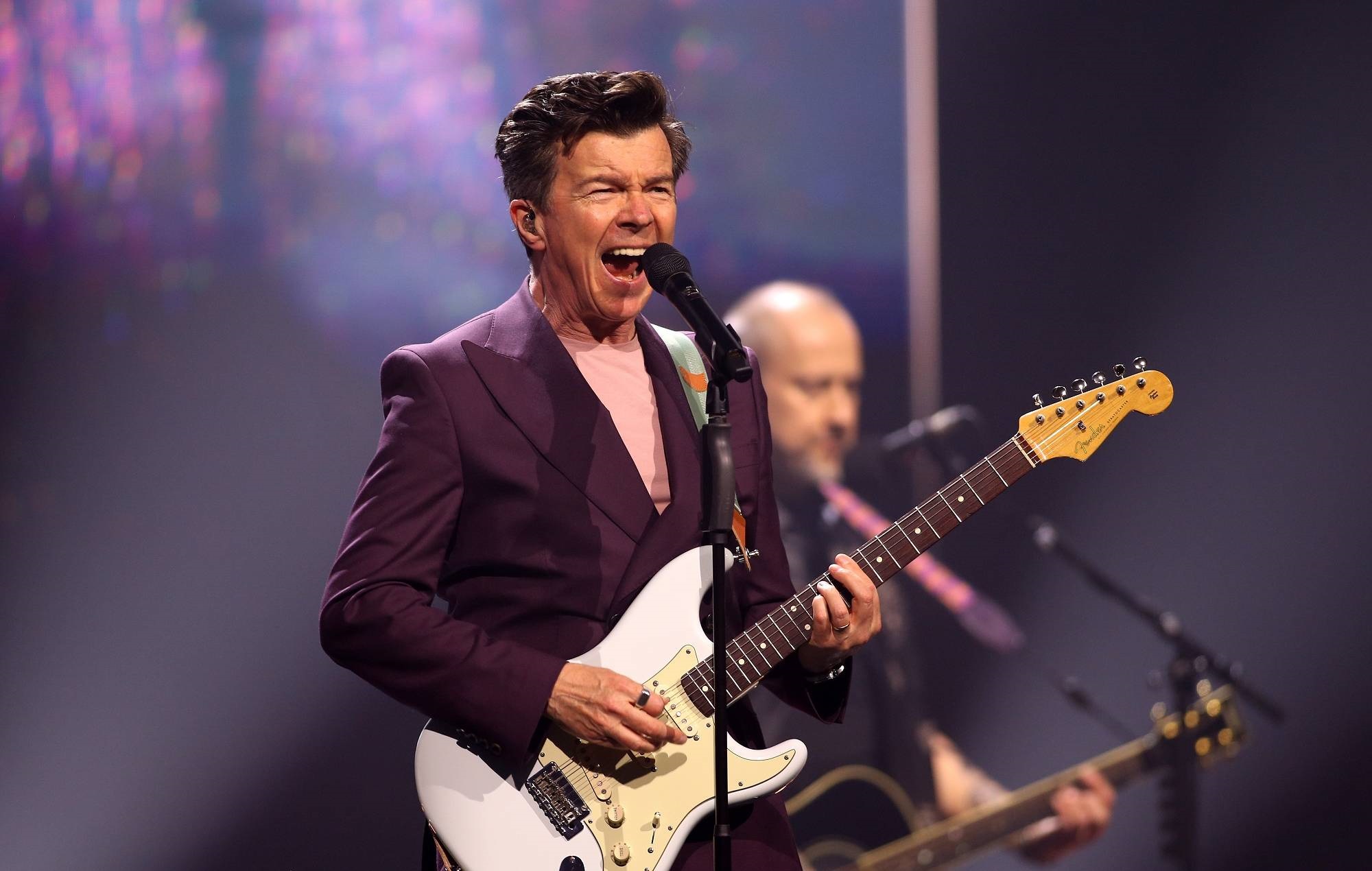 Rick Astley ouvre la nouvelle plus grande arène couverte du Royaume-Uni à Manchester, après que certains billets pour des concerts tests aient été supprimés pour les fans