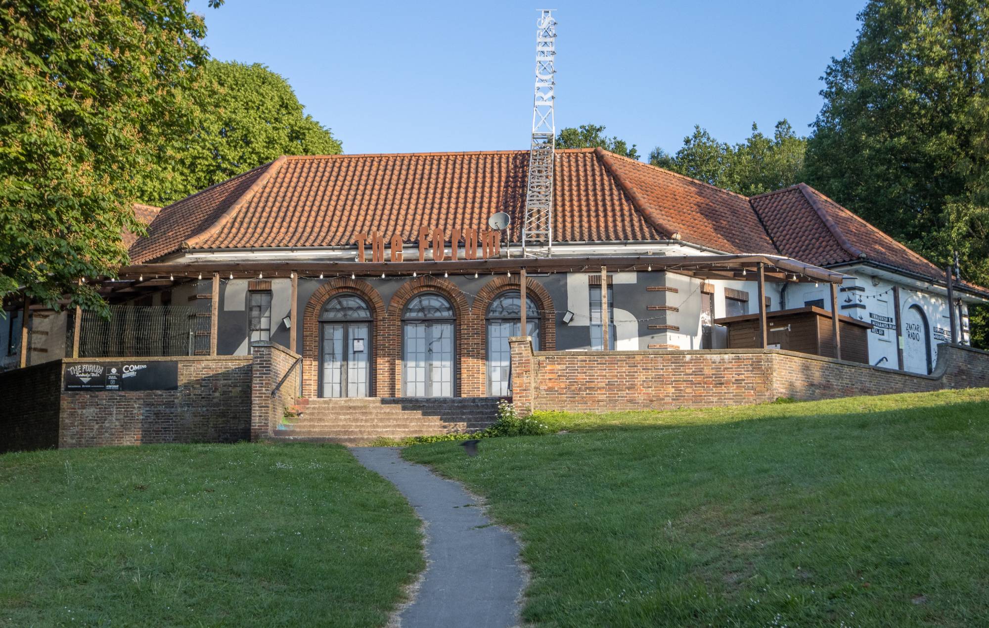 Le Tunbridge Wells Forum deviendra « le premier lieu du pays à introduire une taxe sur les billets à la base »