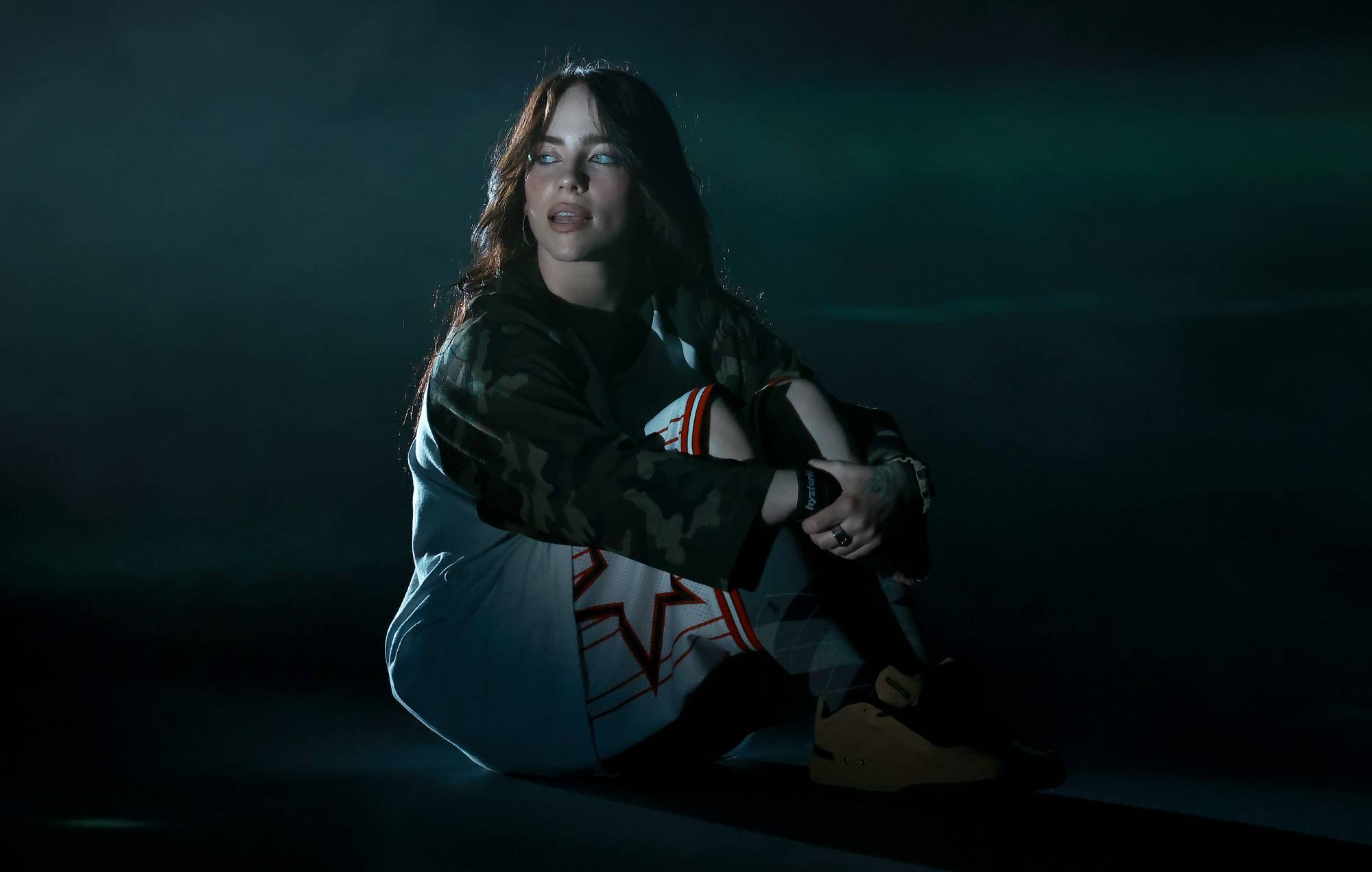Regardez la vidéo de bien-être de Billie Eilish pour « LUNCH »