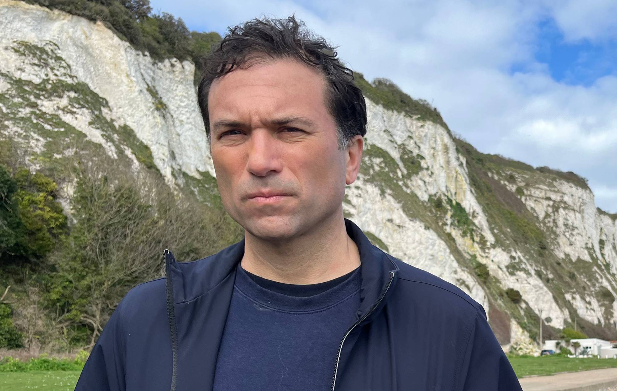 Ros Atkins, présentateur de nouvelles « explicatif » de la BBC, sera DJ à Glastonbury 2024
