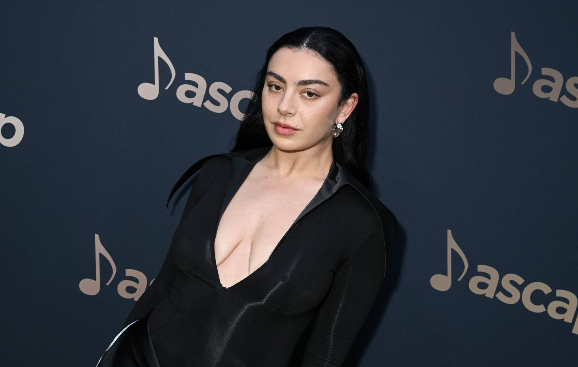 Charli XCX admet qu'elle "ne s'est jamais vraiment sentie acceptée" sur la scène musicale britannique