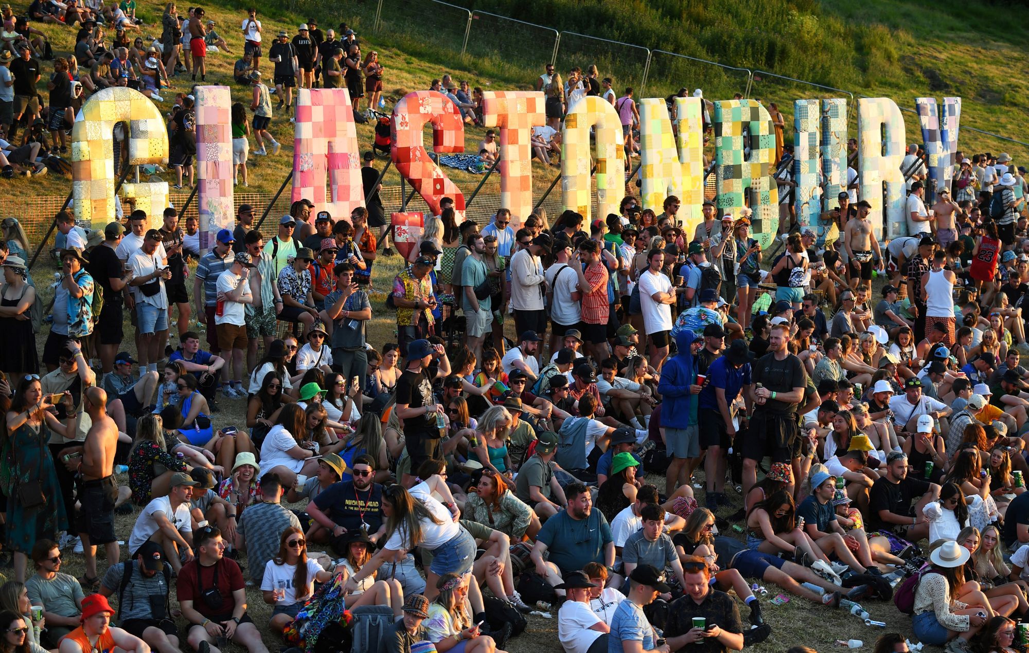 Les fans réagissent alors que la programmation complète et le calendrier de Glastonbury 2024 révèlent de nouveaux noms et affrontements