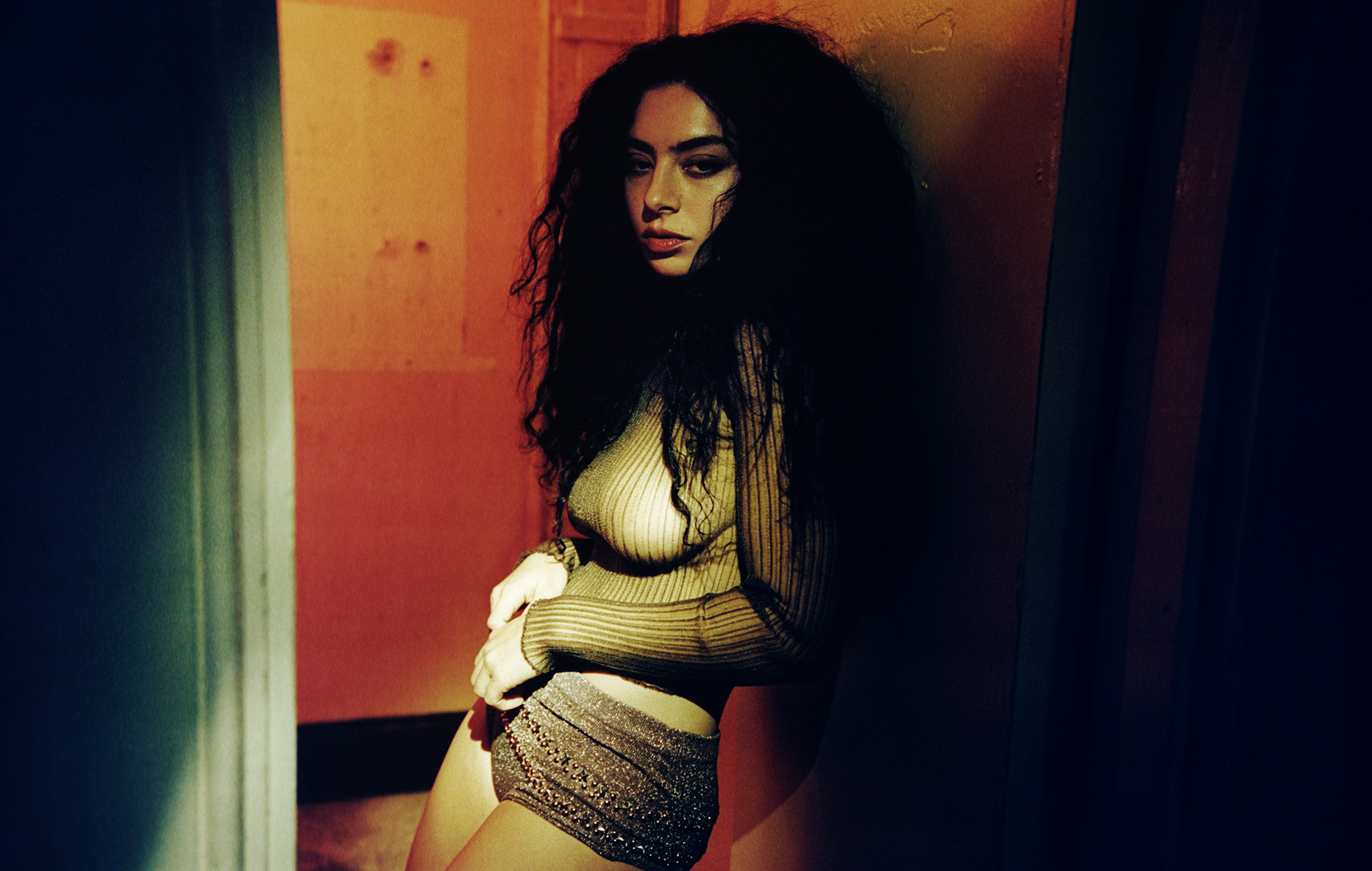 Charli XCX - Critique de 'Brat' : le pionnier de la pop embrasse pleinement le dancefloor