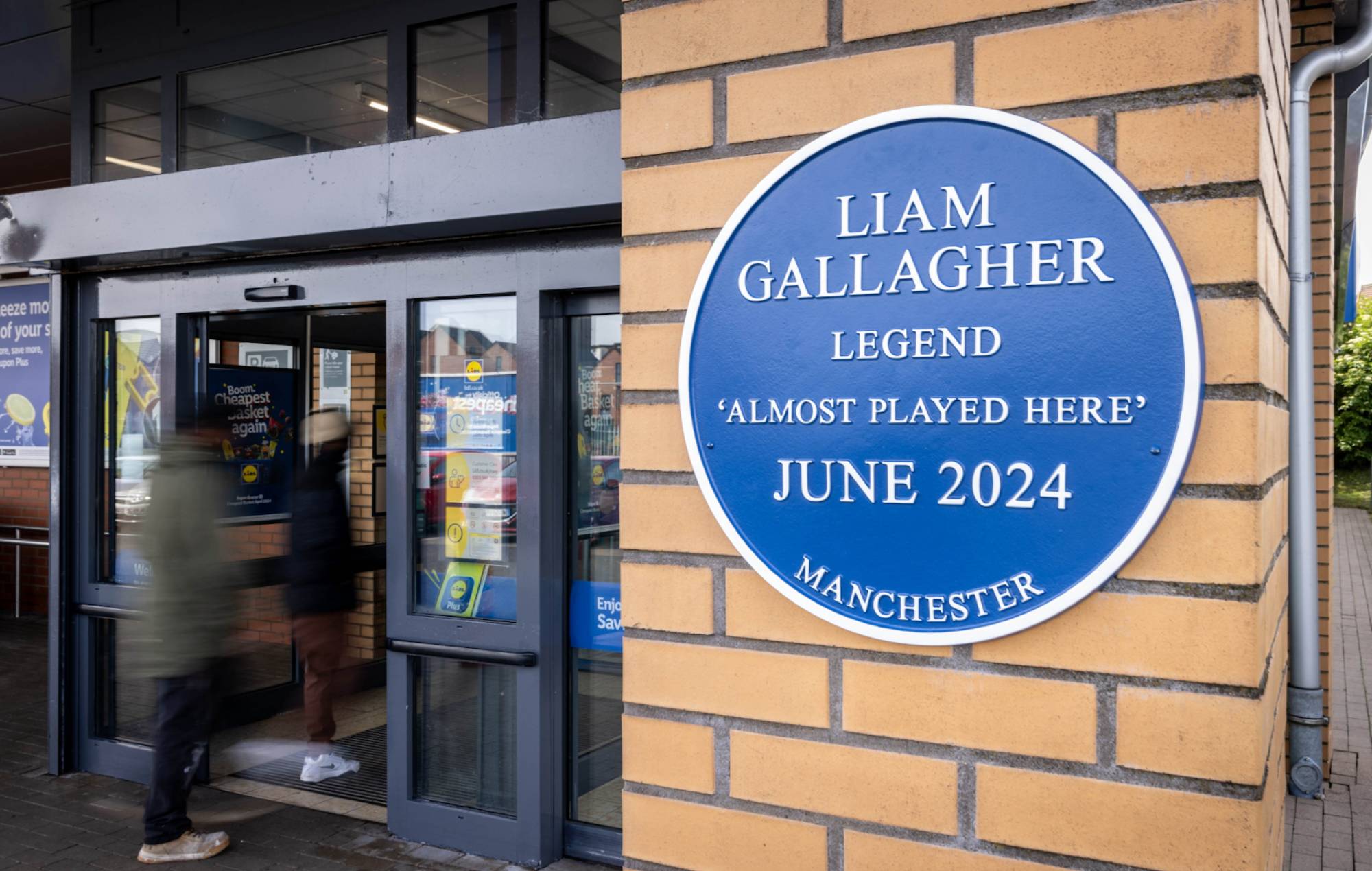 Plaque bleue installée au Manchester Lidl pour honorer Liam Gallagher qui y joue "presque"