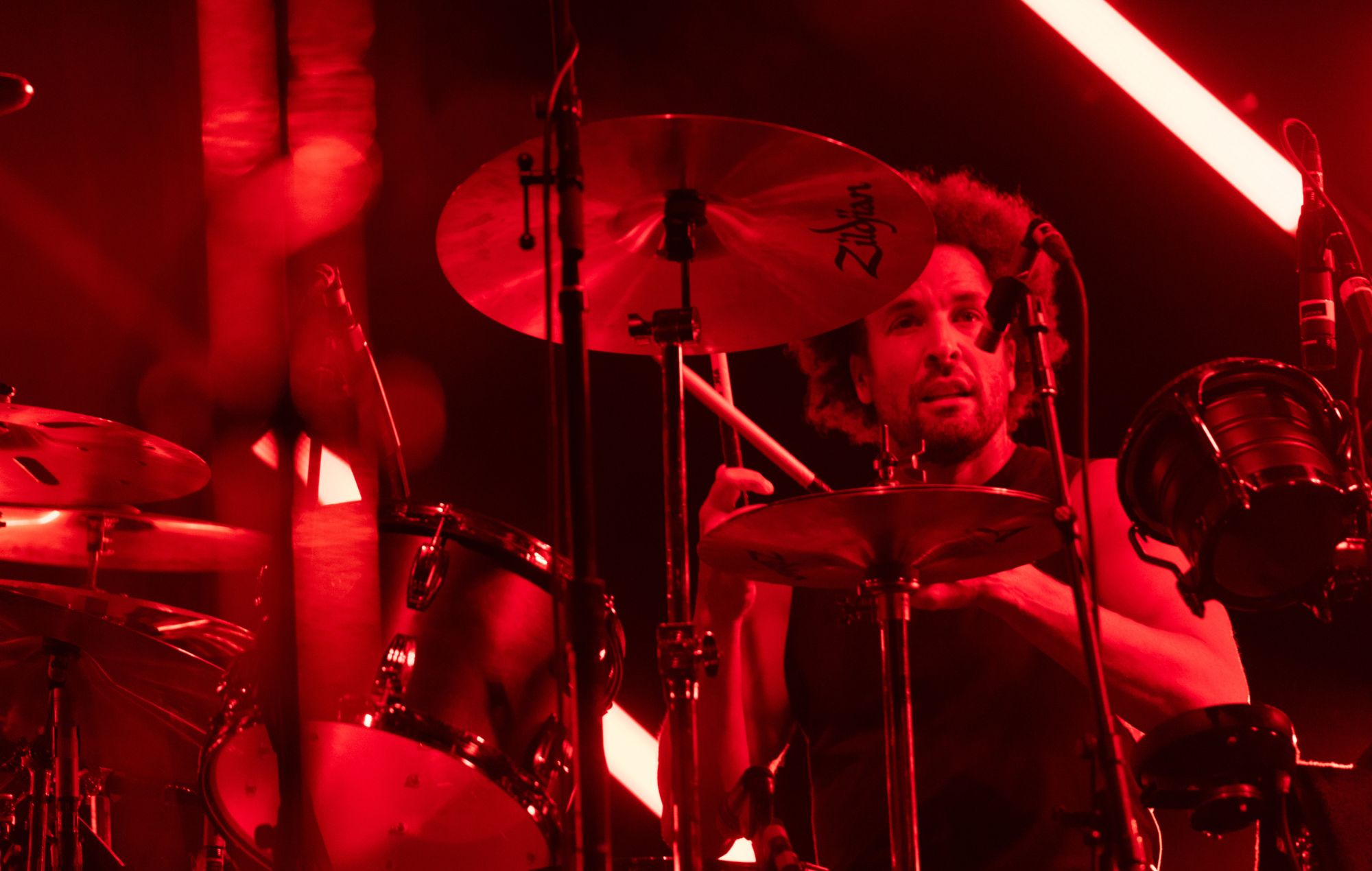 Jon Theodore de Queens Of The Stone Age se produit sur scène