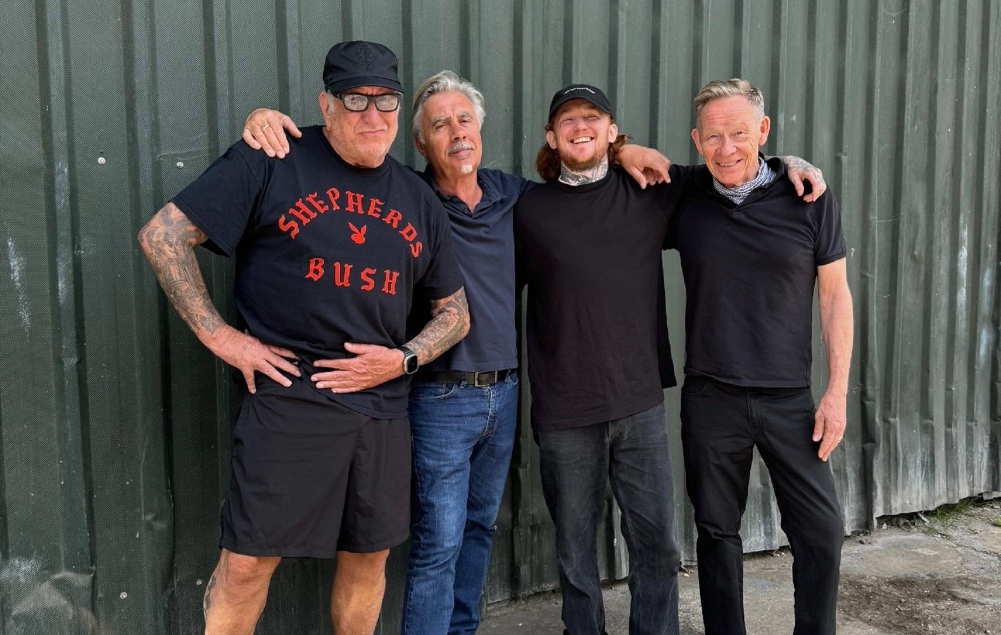 Frank Carter et Glen Matlock, Paul Cook et Steve Jones des Sex Pistols