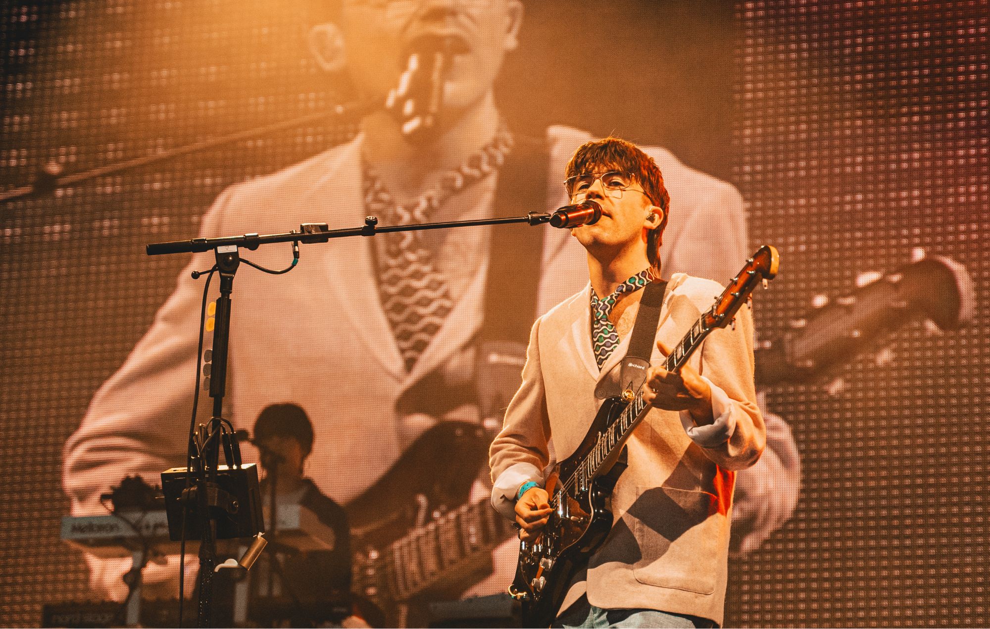 Declan McKenna se produit sur la scène des Woodsies pendant le troisième jour du Glastonbury Festival 2024