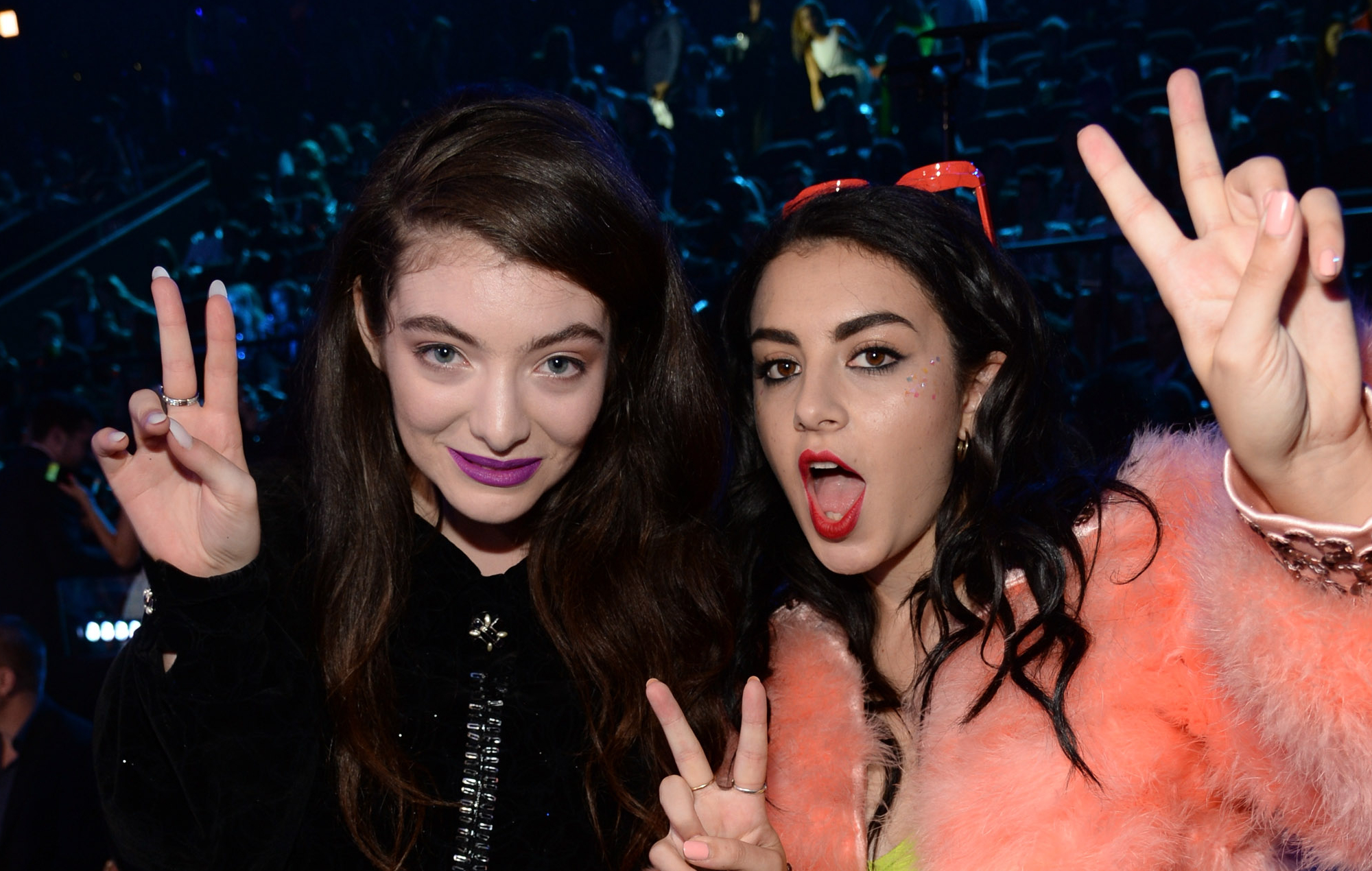 Charli XCX annonce le remix de "Girl, so confusion" avec Lorde