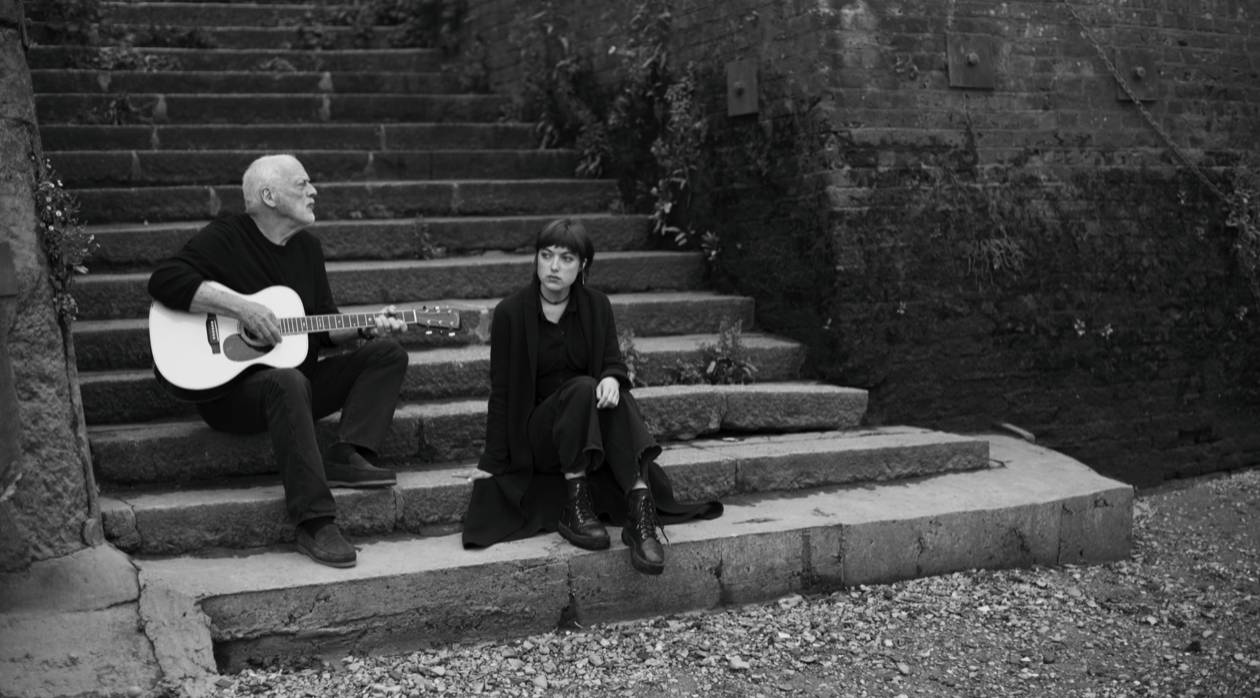Écoutez le nouveau single fantaisiste de David Gilmour et de sa fille Romany, « Between Two Points »