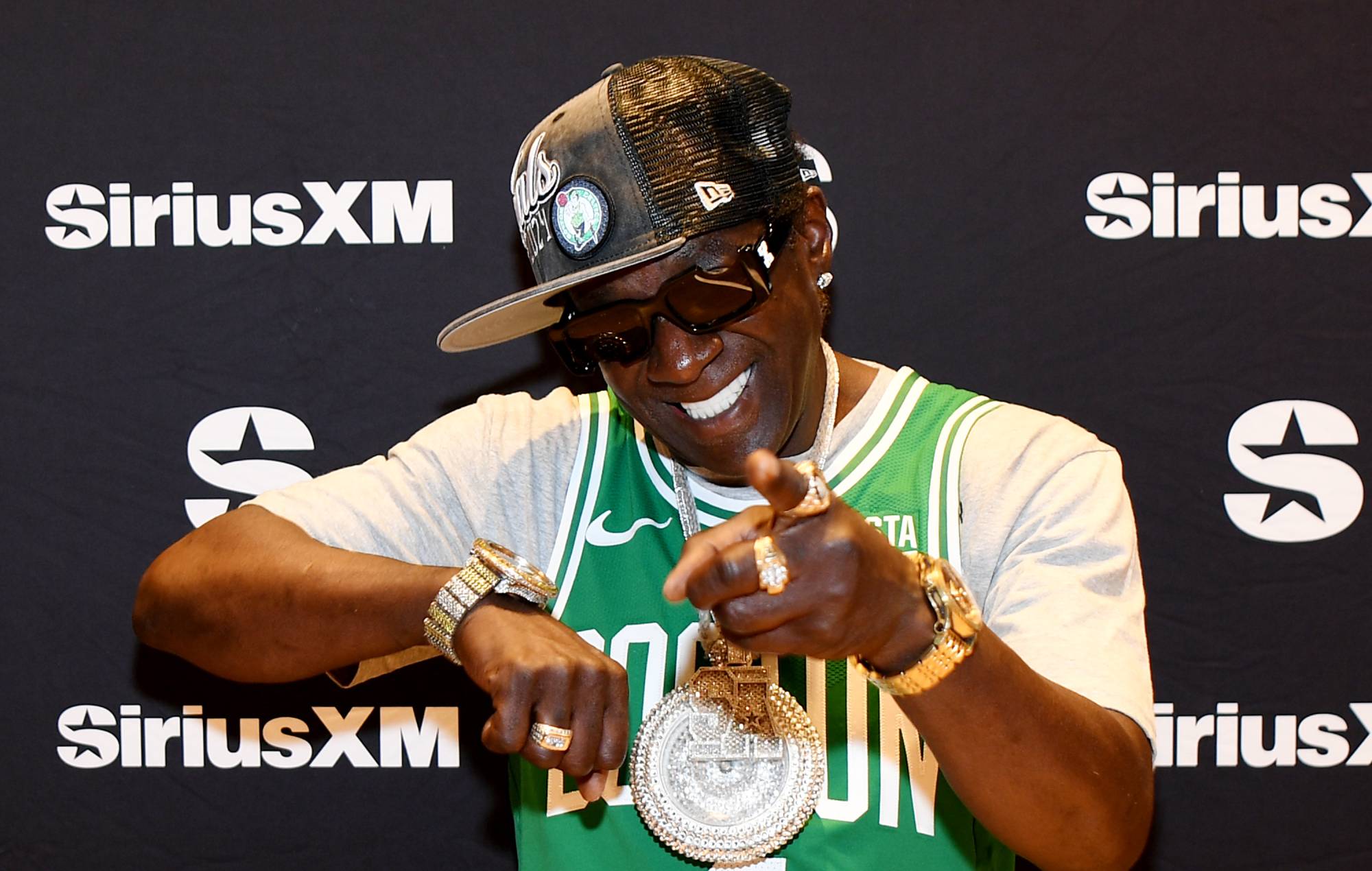 Flavour Flav commande un menu complet de Red Lobster dans le but de sauver la chaîne de restaurants