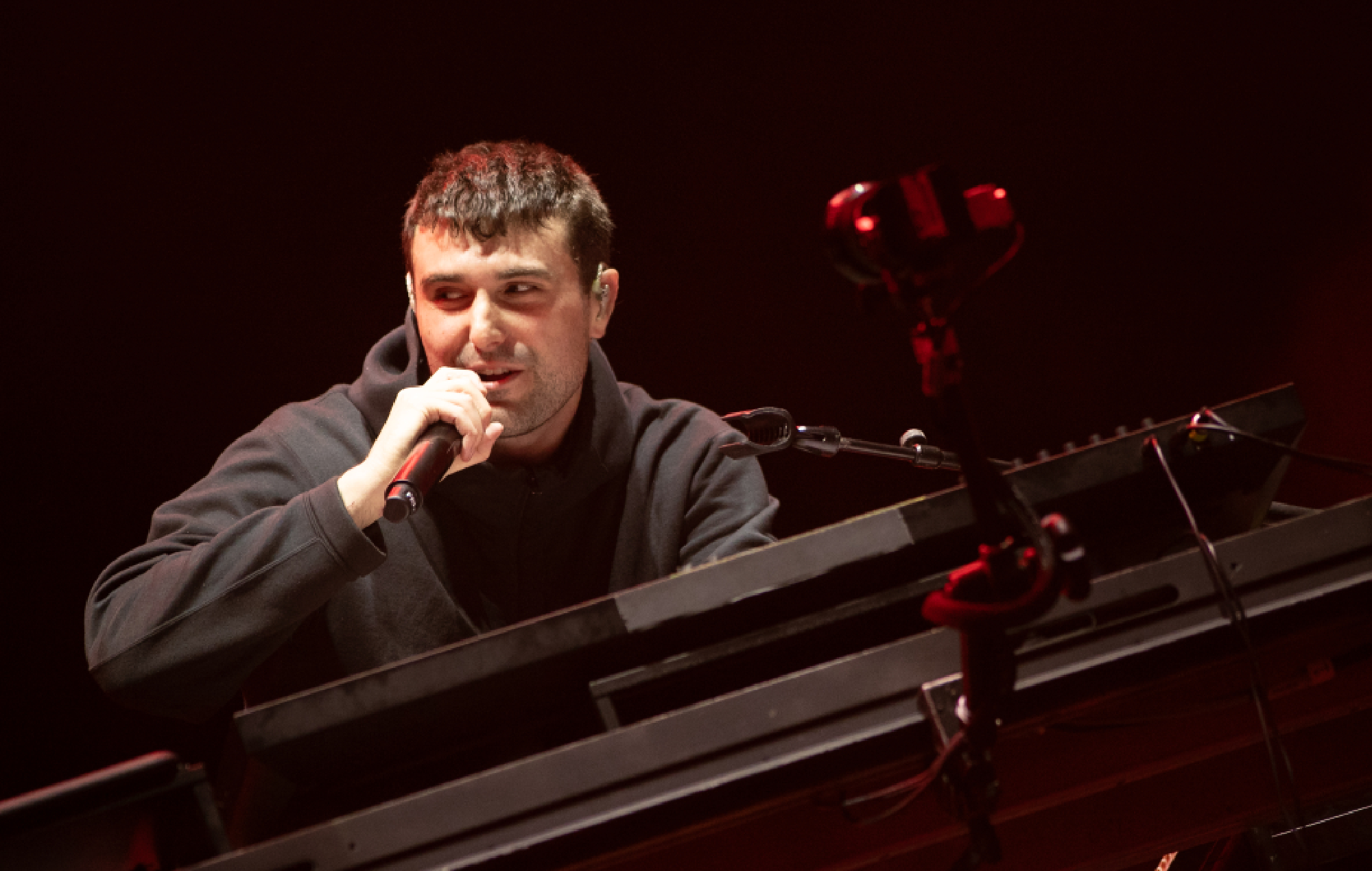 Fred Again... arrête le spectacle devant la foule pour dire aux fans de quitter la scène