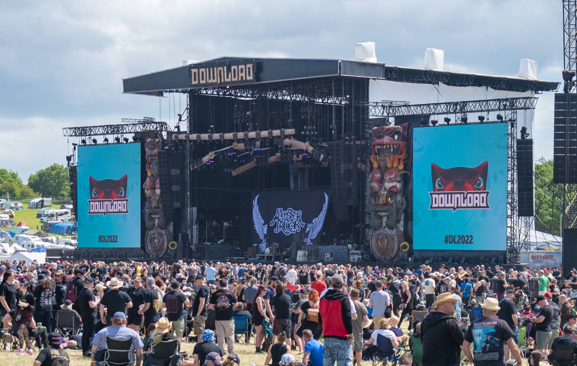 Le festival émet un avertissement alors que le temps pluvieux transforme Donington Park en bain de boue