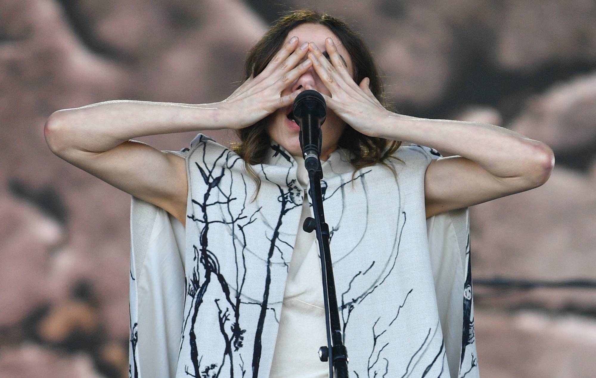 PJ Harvey commence le tournage avec le discours de Mariana Abramović et sept minutes de silence