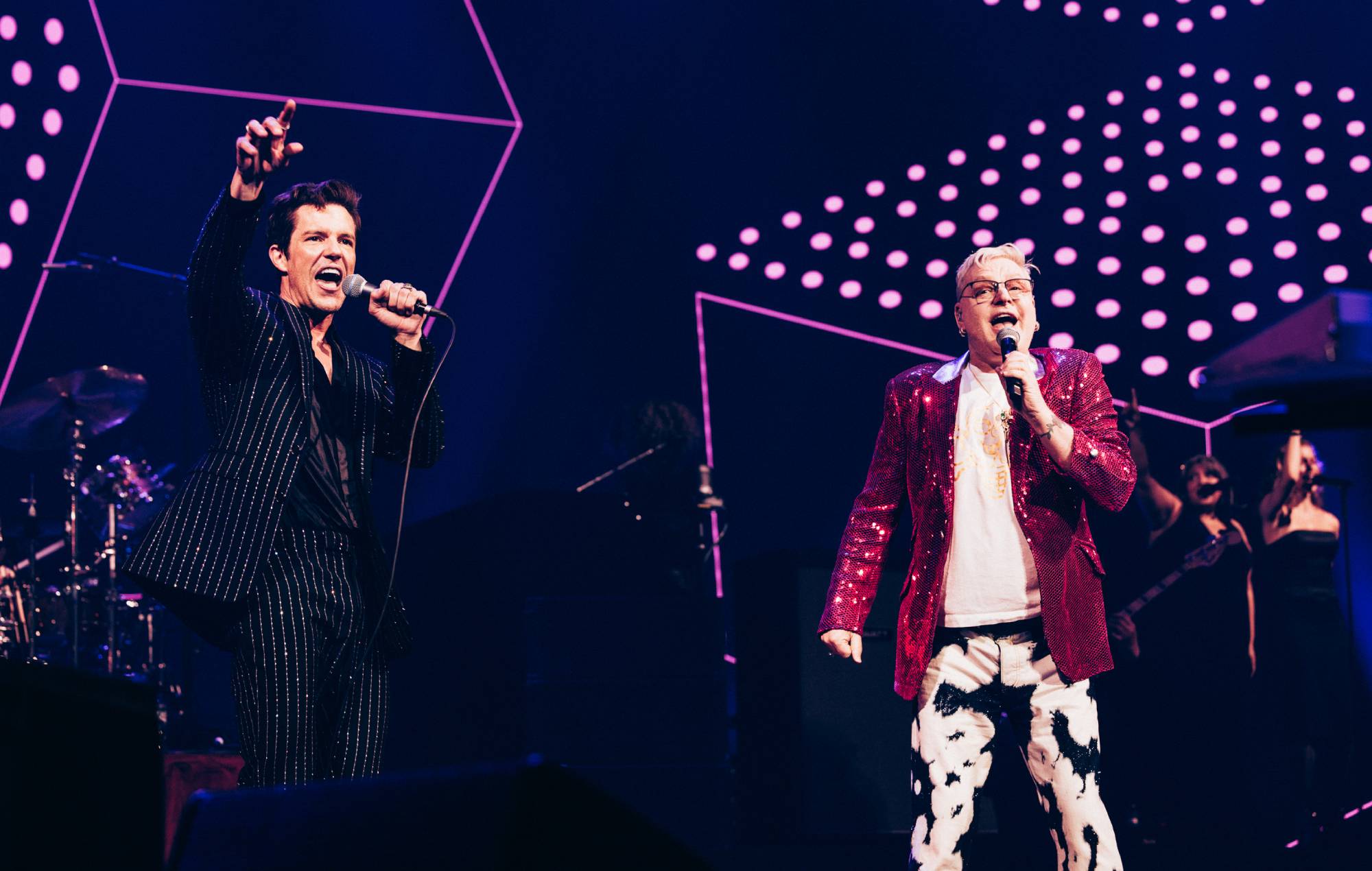 Regardez Andy Bell d'Erasure rejoindre The Killers à Londres