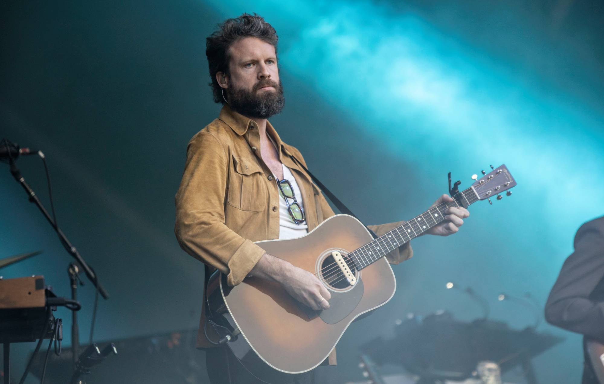 Le père John Misty partage une nouvelle chanson « I Guess Time Just Makes Fools Of Us All » et dévoile une nouvelle compilation
