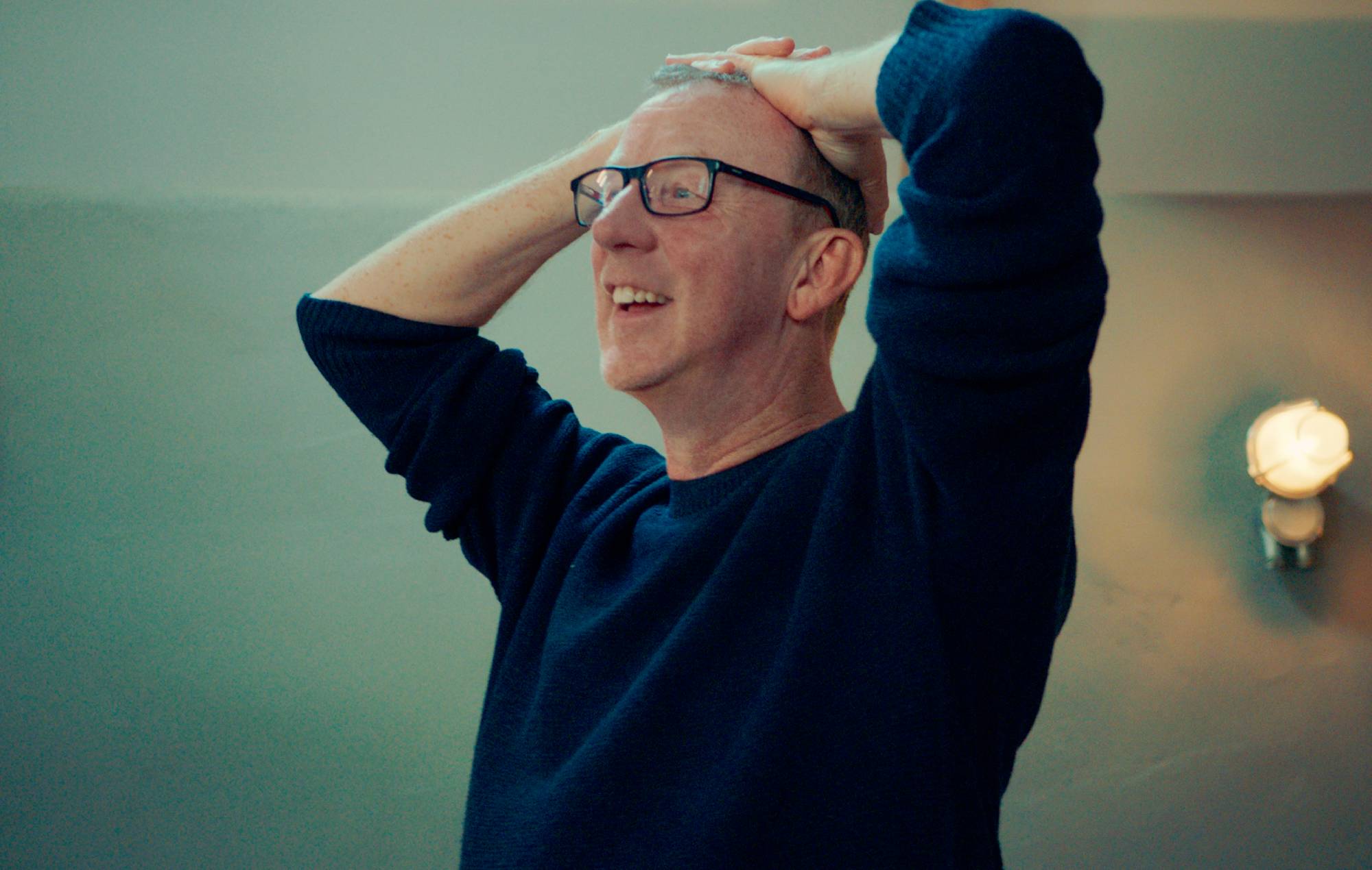 Dave Rowntree dans le nouveau film de Blur « To The End ». Crédit : Altitude