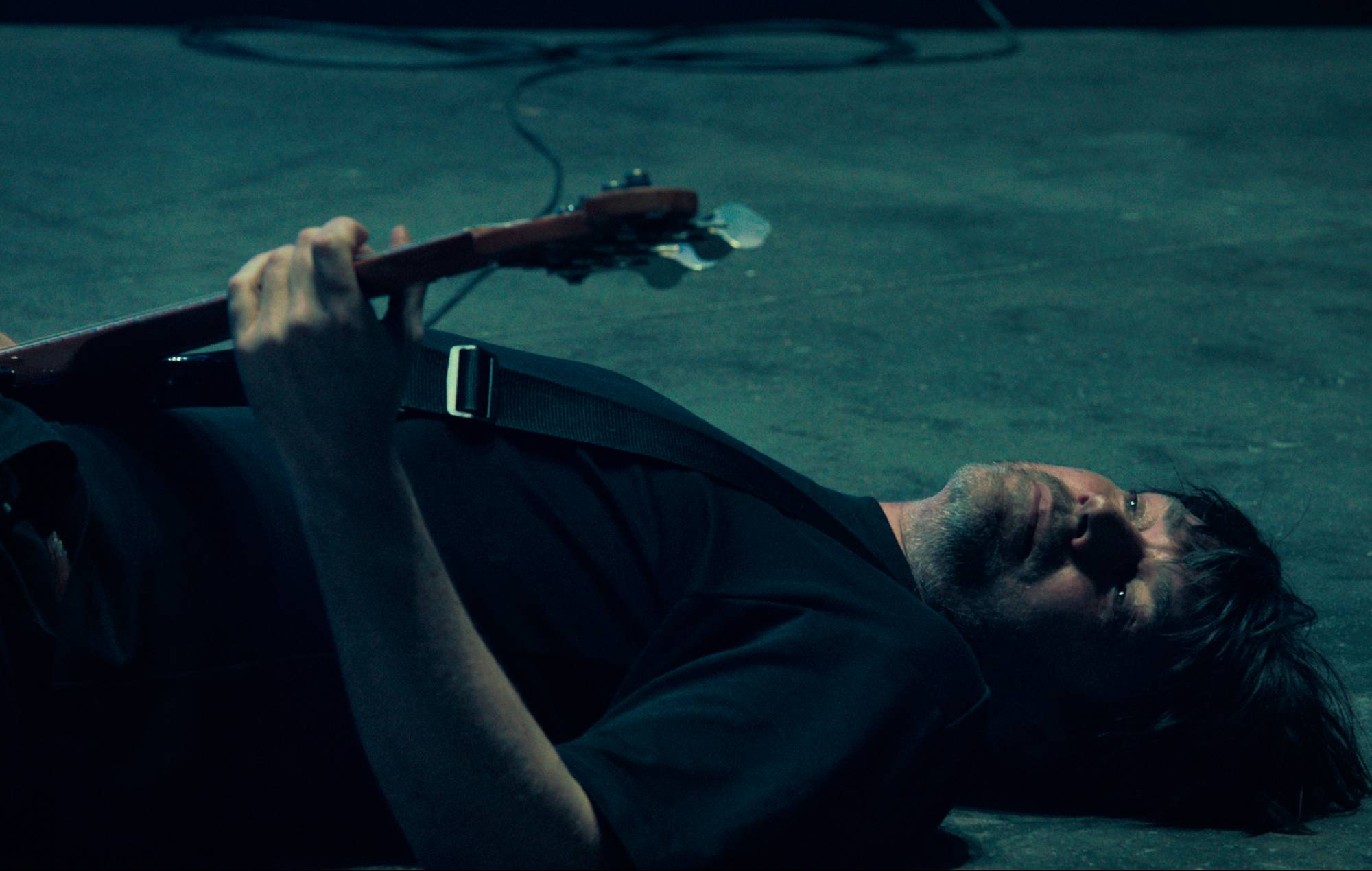 Alex James dans le nouveau film de Blur « To The End ». Crédit : Altitude