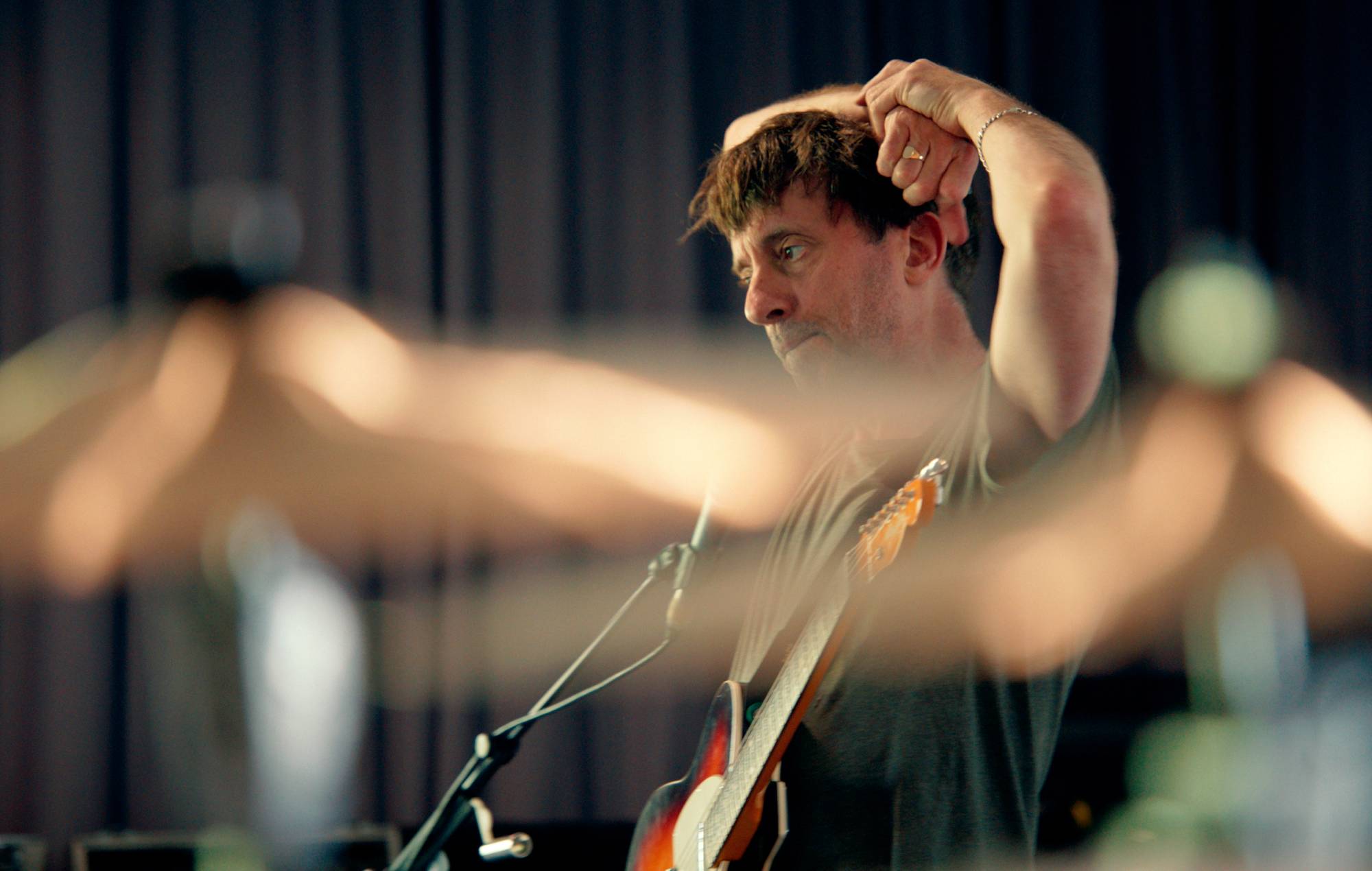 Graham Coxon dans le nouveau film de Blur « To The End ». Crédit : Altitude