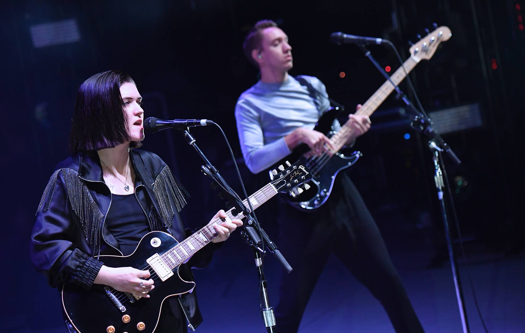   Romy Madley Croft (à gauche) et Oliver Sim de The xx se produisent sur scène à What Stage lors de la deuxième journée du Bonnaroo Arts And Music Festival 2017, le 9 juin 2017 à Manchester, Tennessee. (Photo de Jeff Kravitz/FilmMagic pour le Bonnaroo Arts and Music Festival)