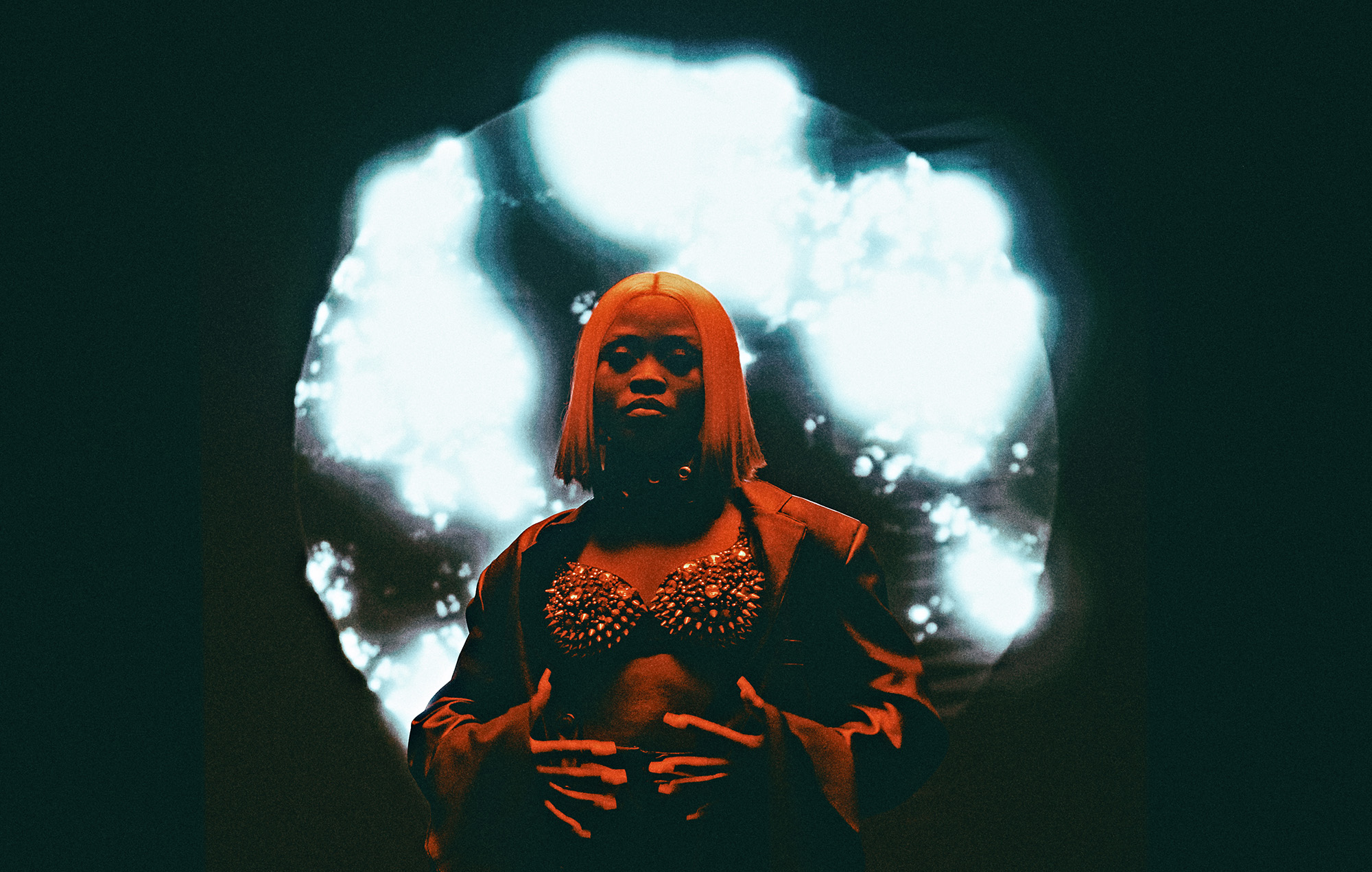 Elsy Wameyo – Critique de « Saint Sinner » : un premier album assuré et cathartique