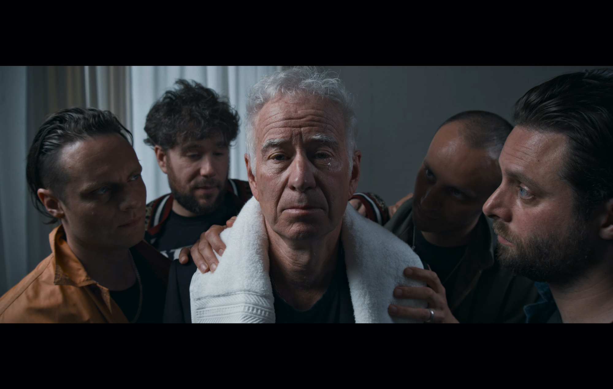 86TVs sur John McEnroe en vedette dans la « vidéo de rage » pour son nouveau single