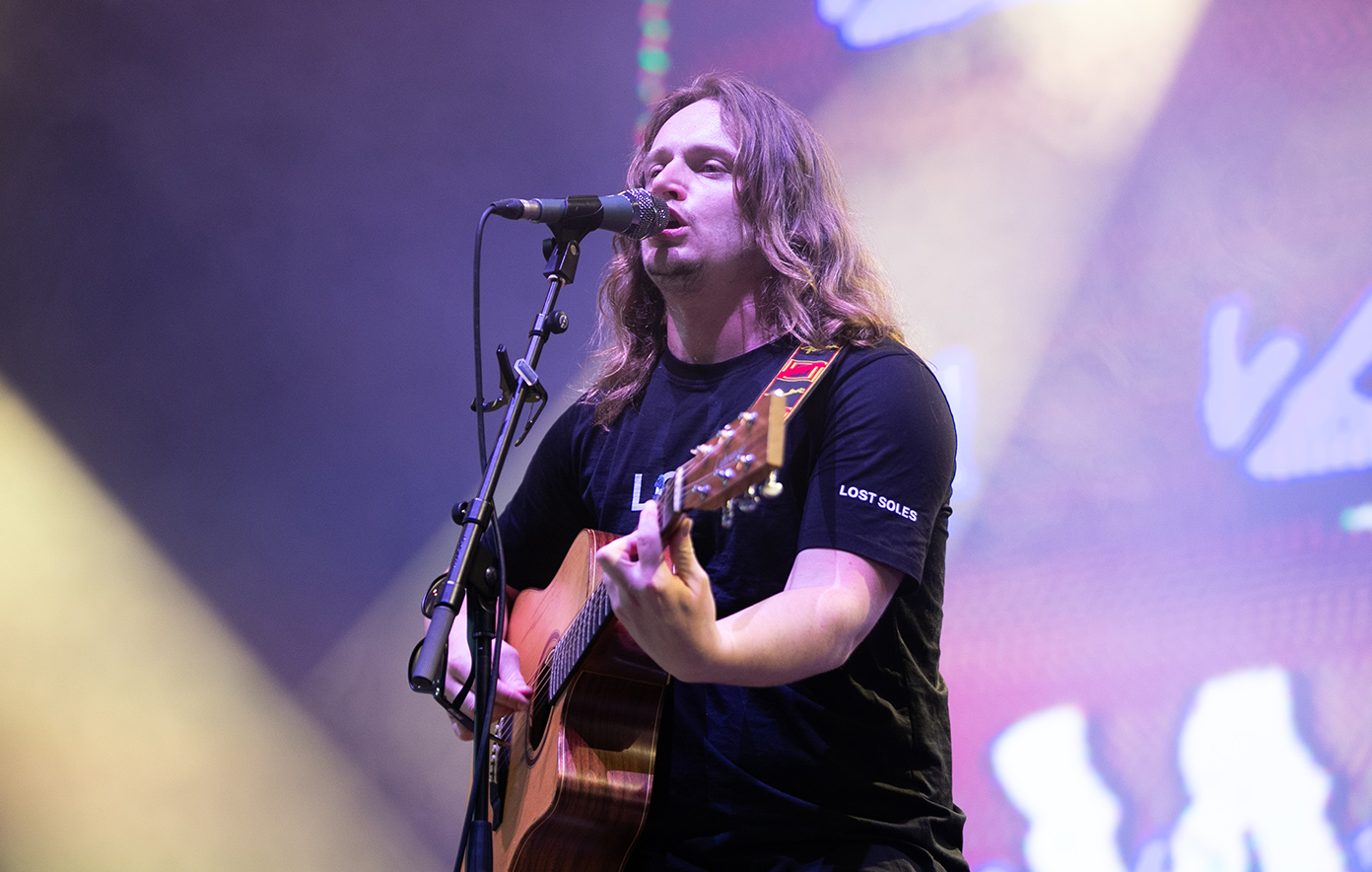 Les membres de The Zutons, Echo & the Bunnymen rejoignent Jamie Webster sur scène lors du concert de Liverpool