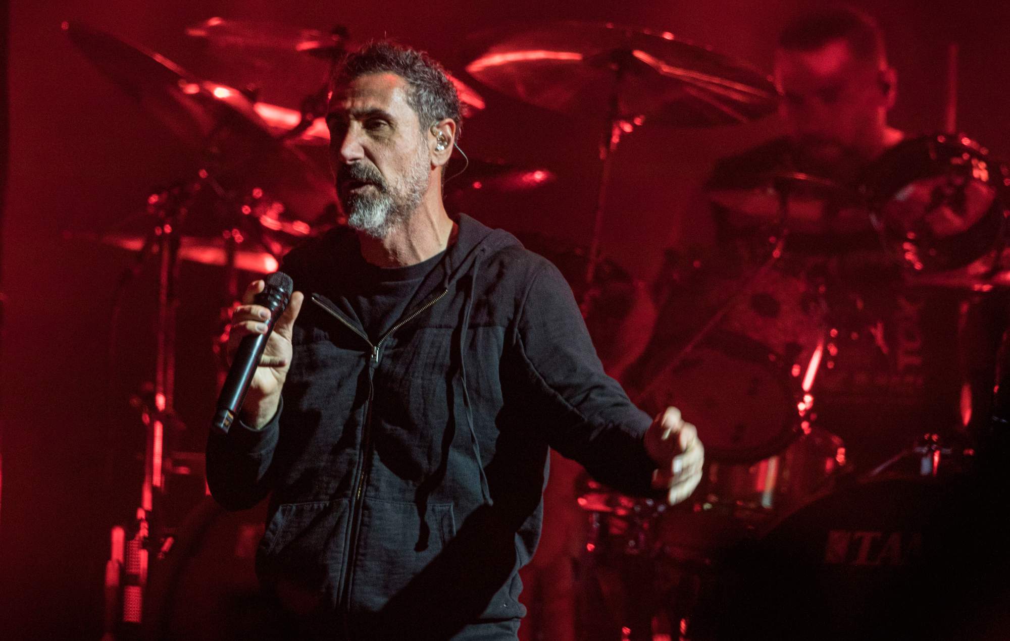 Serj Tankian « totalement ouvert » à ce que System Of A Down continue avec un nouveau chanteur : « Absolument »