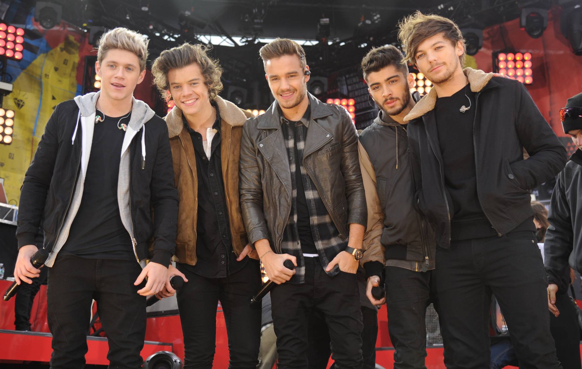 Niall Horan, Harry Styles, Liam Payne, Zayn Malik et Louis Tomlinson des One Direction se produisent sur ABC "Bonjour Amérique" au Rumsey Playfield, Central Park le 26 novembre 2013 à New York. (Photo de Kevin Mazur/WireImage)
