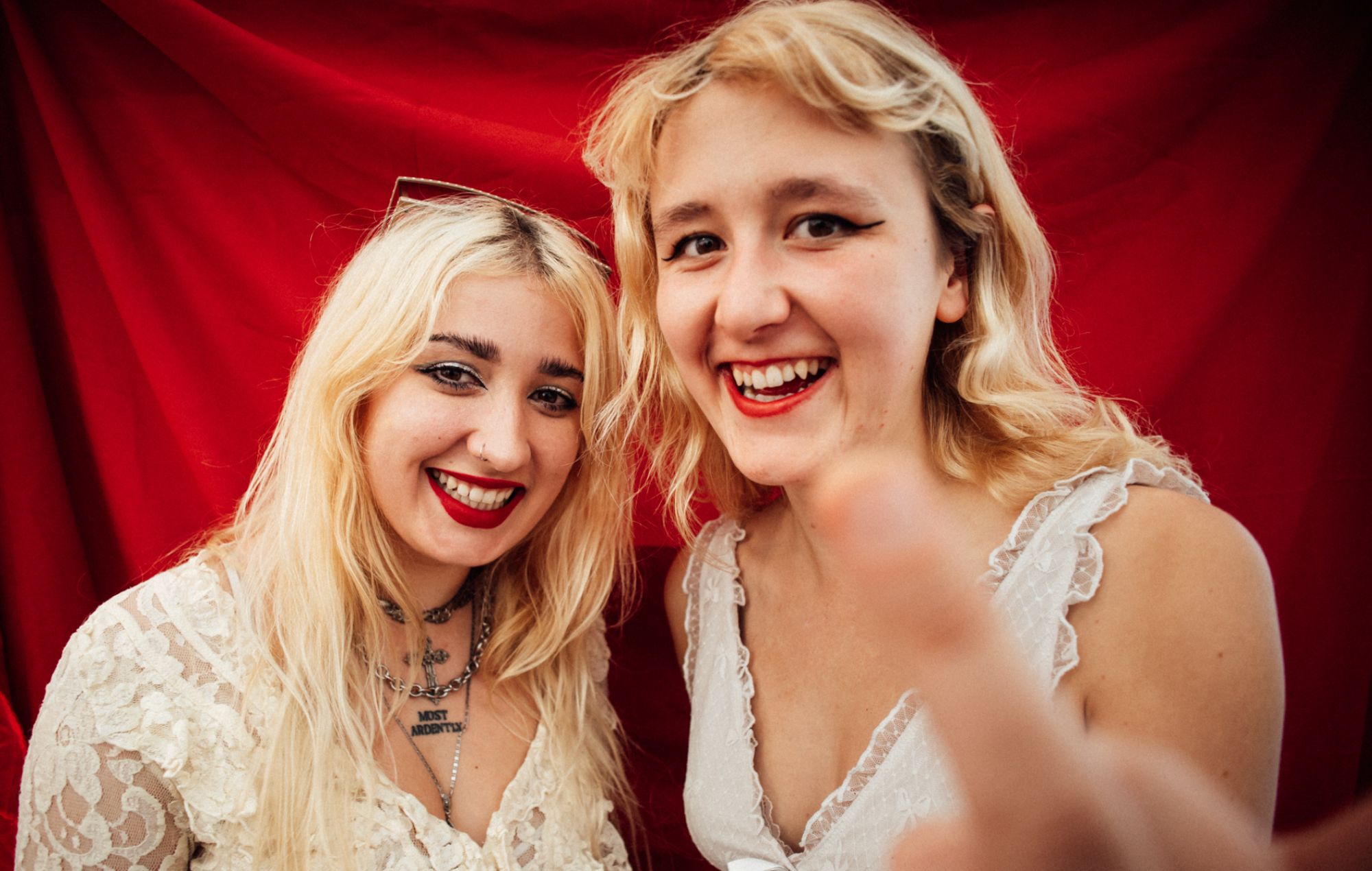 Les Lambrini Girls parlent de leur nouvelle musique, des créneaux de soutien d'IDLES et de l'utilisation de leur plateforme pour s'exprimer