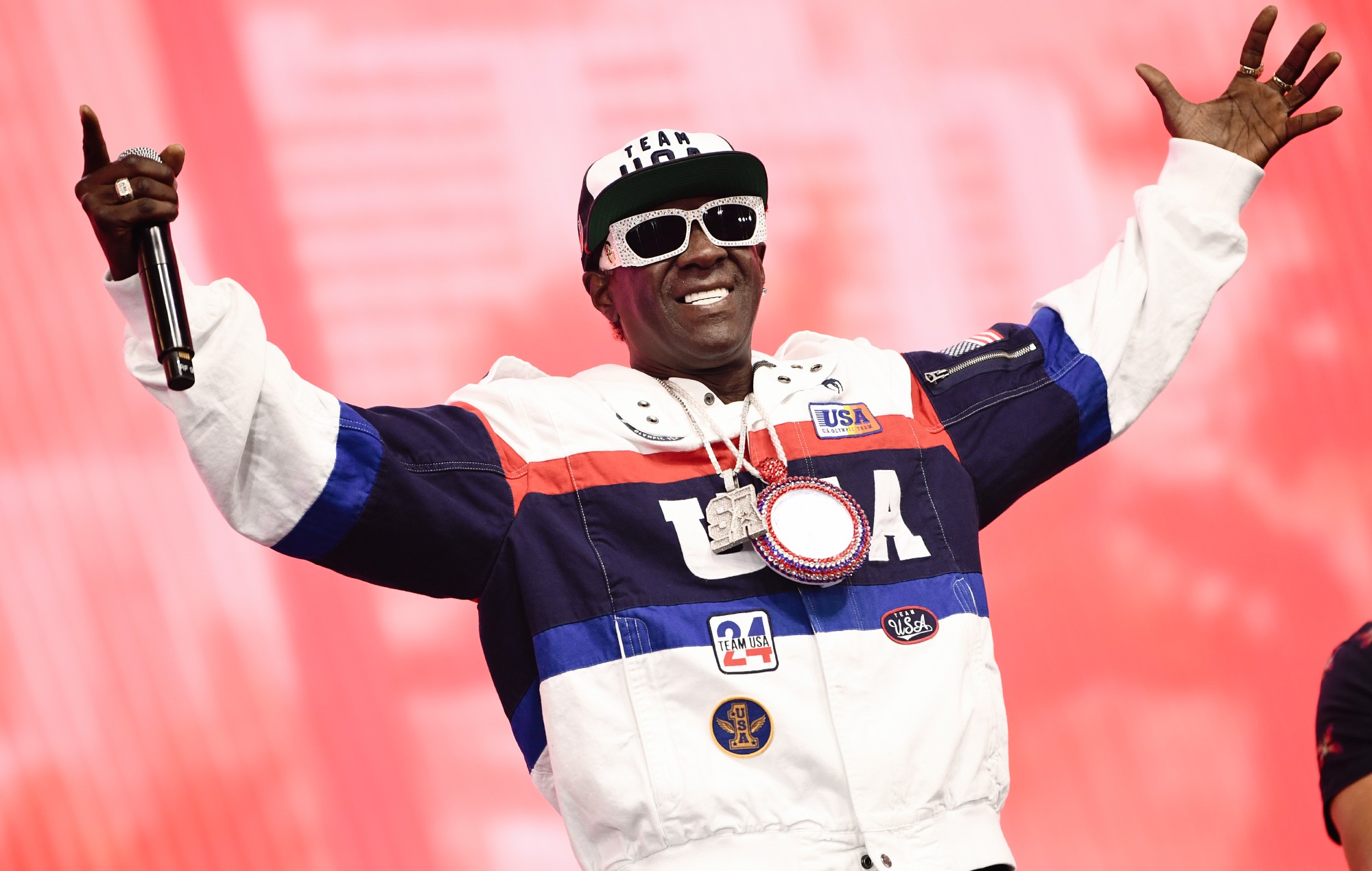 Flavor Flav révèle l'horloge en bronze personnalisée qu'il a fait fabriquer pour le gymnaste olympique Jordan Chiles
