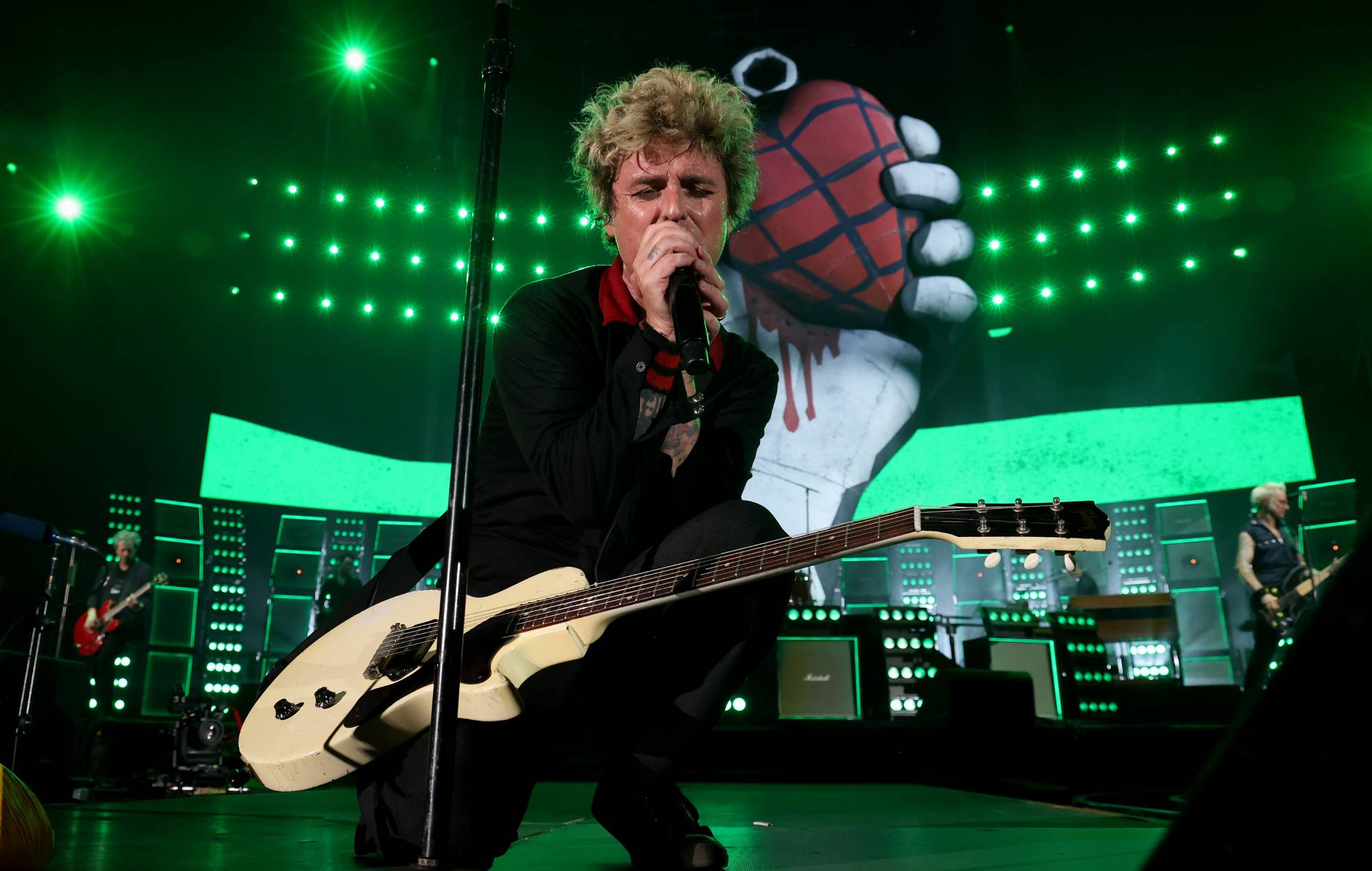 Regardez Green Day jouer la version ultra-rapide de « Good Riddance (Time Of Your Life) » alors que les fans partent pour un « gros orage »