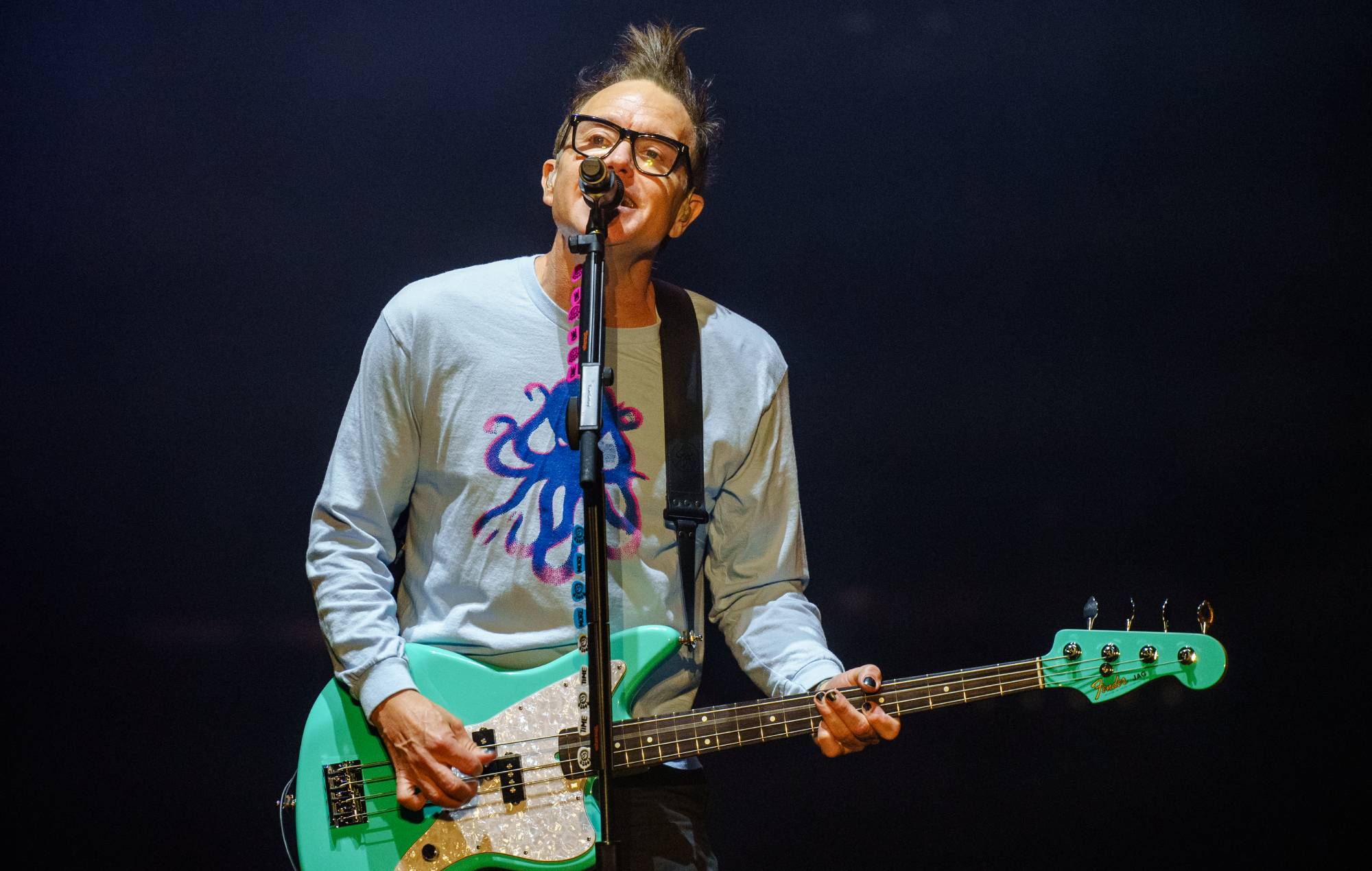Un fan de Blink-182 devient viral après avoir tenté de chanter « First Date » sur scène avec son groupe