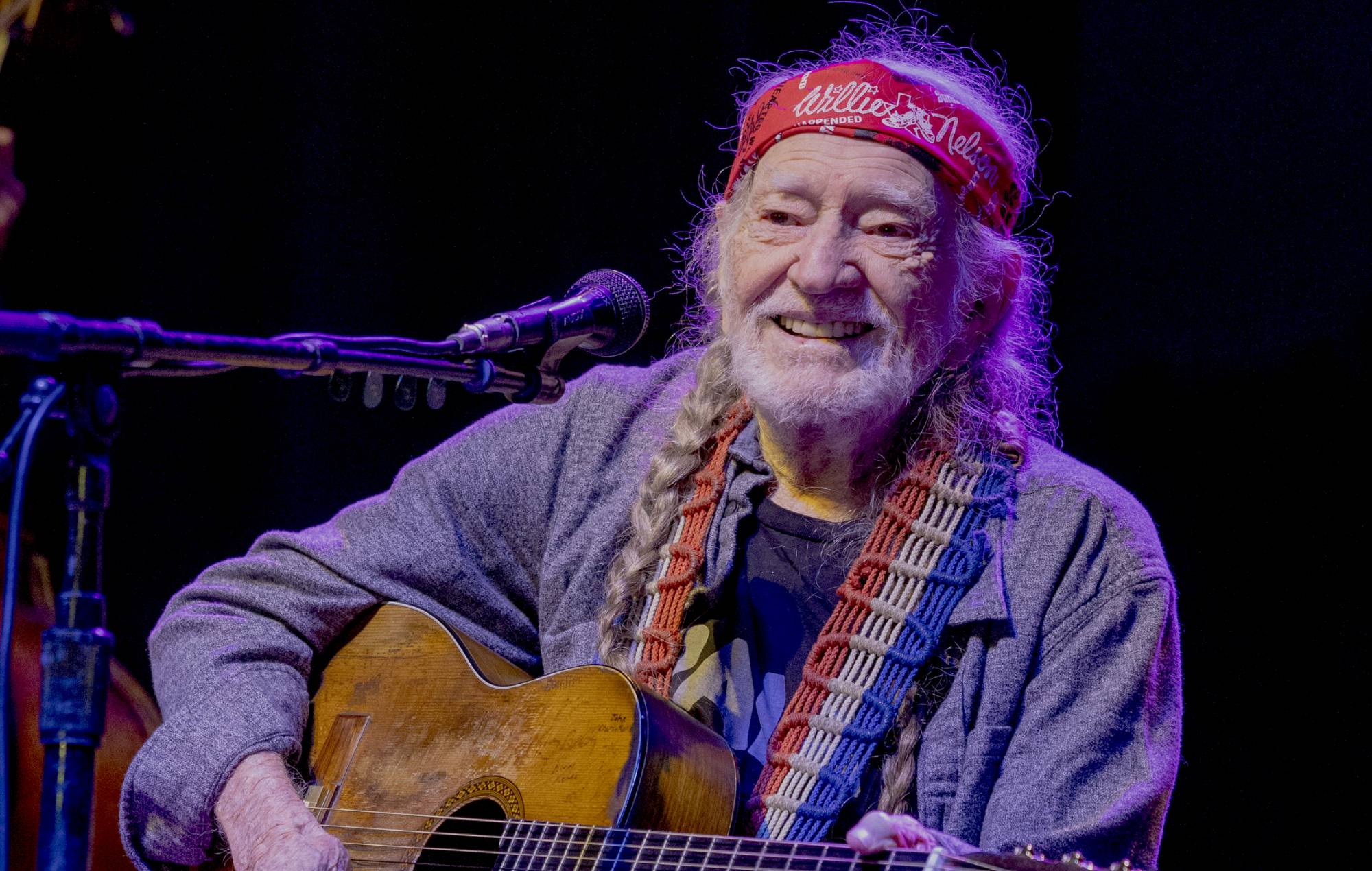 Willie Nelson annonce son 153ème album « Last Leaf on the Tree » avec une reprise de « Last Leaf » de Tom Waits