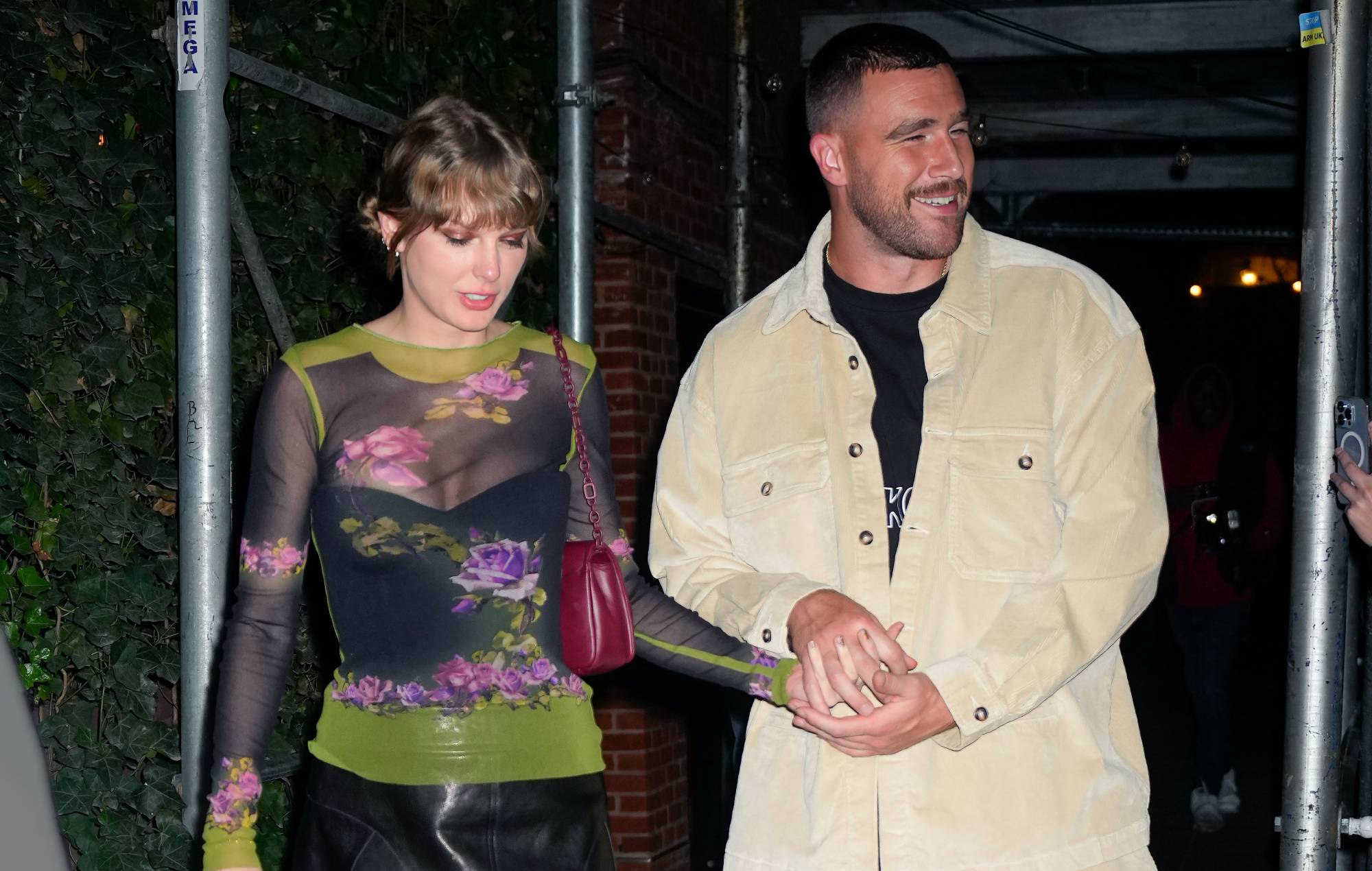 L'équipe de Travis Kelce engage des avocats après la fuite en ligne d'un prétendu « contrat divisé » de Taylor Swift