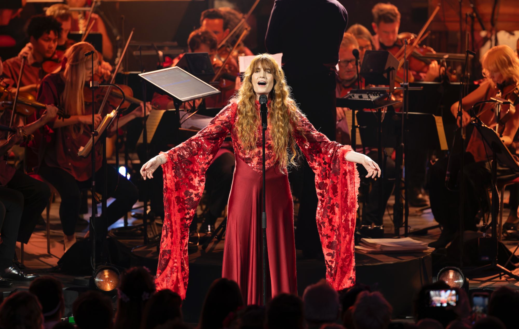 Florence + The Machine interprètent une superbe version orchestrale de leur premier album « Lungs » dans son intégralité aux BBC Proms