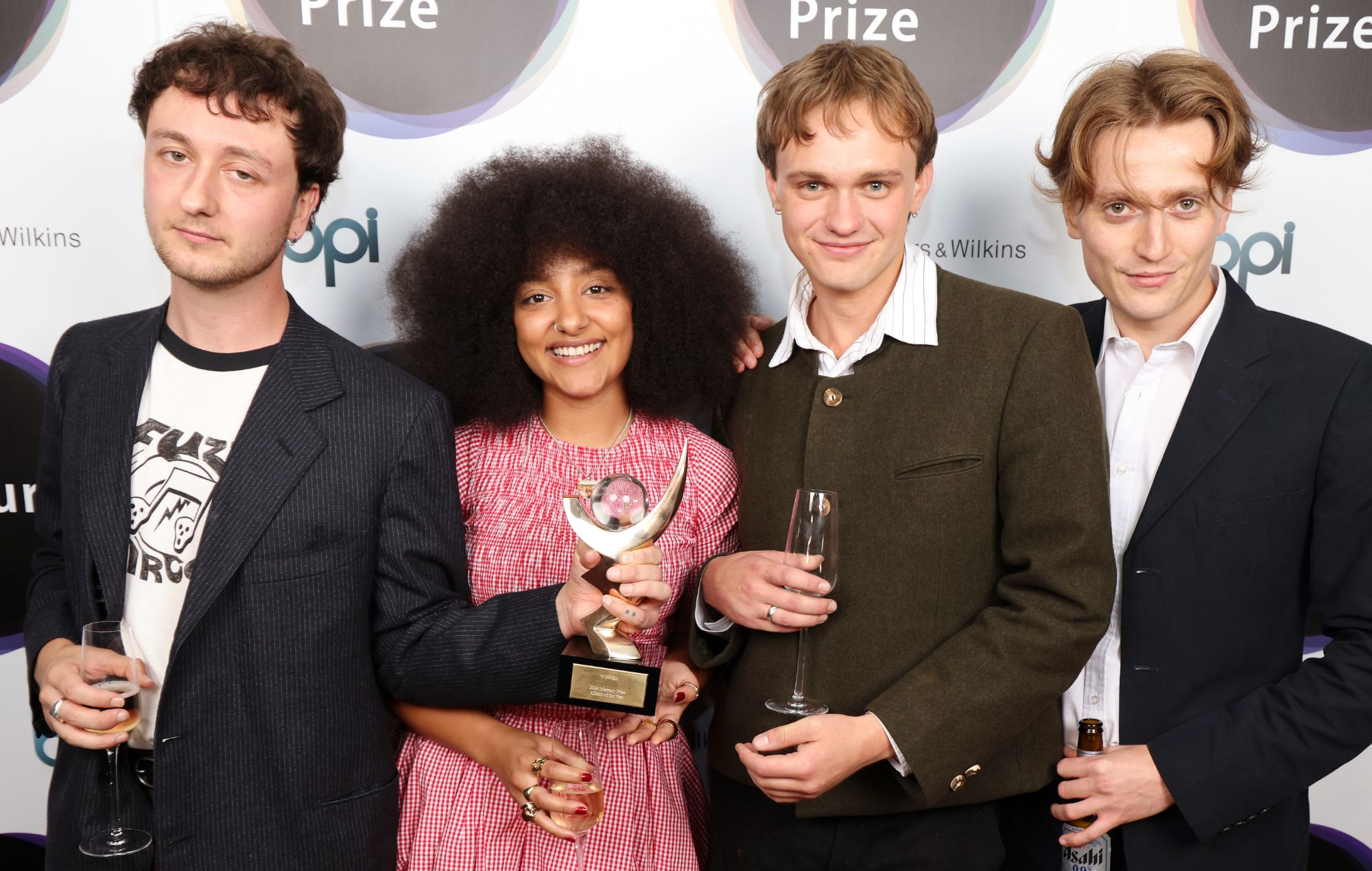 Un professeur d'anglais va « continuer à être honnête » sur les difficultés des artistes après avoir remporté le Mercury Prize