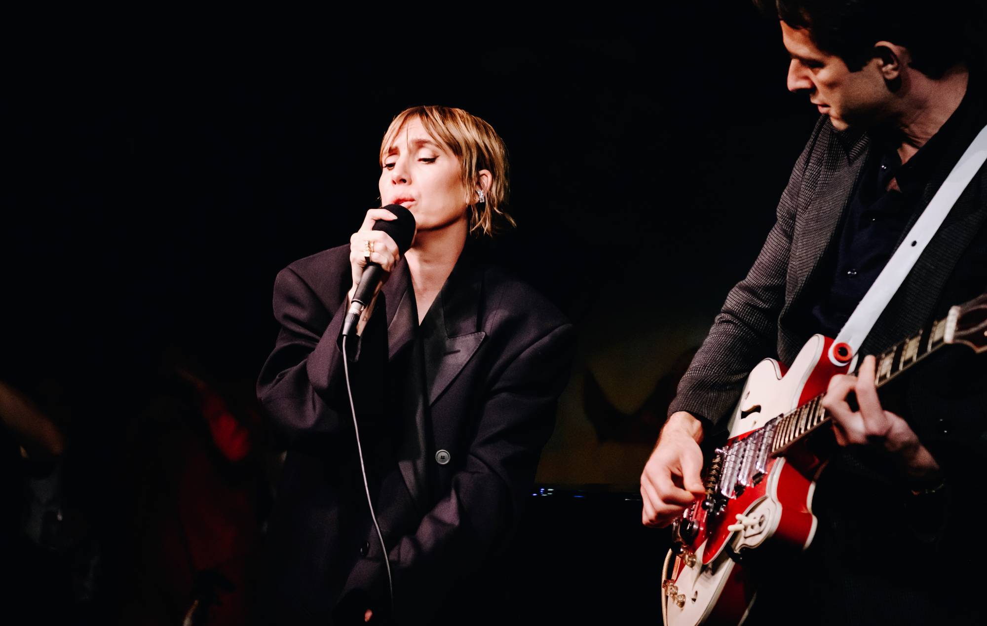 Lykke Li et Mark Ronson à la soirée de vacances de Yola Mezcal et Gabriela Hearst qui s'est tenue au café Carlyle le 11 décembre 2023 à New York, New York. (Photo de Nina Westervelt/WWD via Getty Images)