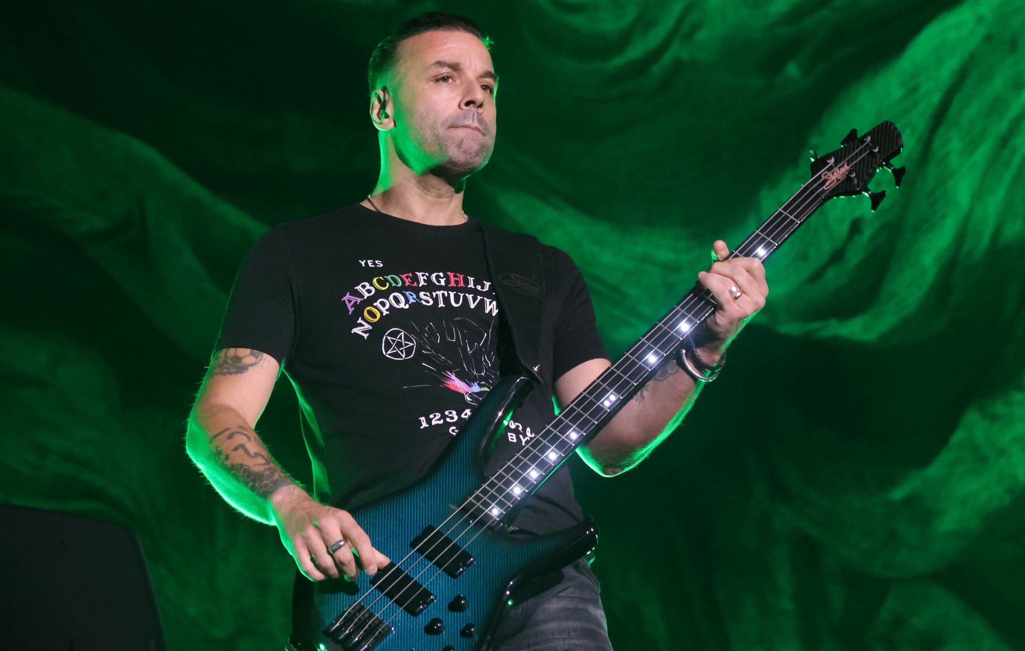 Chris Wolstenholme de Muse lance le nouveau groupe Chromes avec deux singles « Imaginary World » et « The Good Life »