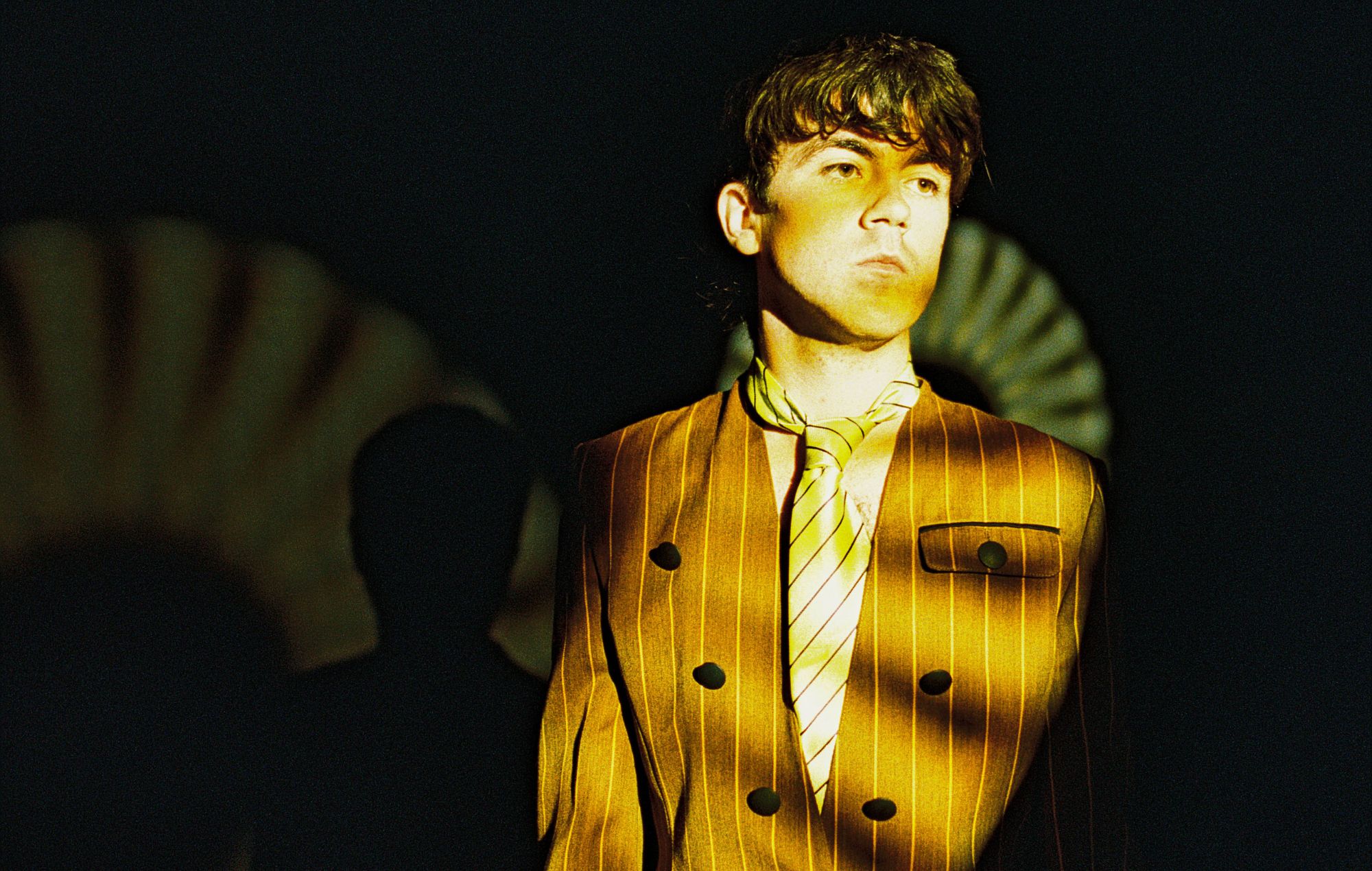Declan McKenna ouvre un nouveau chapitre avec les nouveaux singles indépendants « Champagne » et « That's Life »