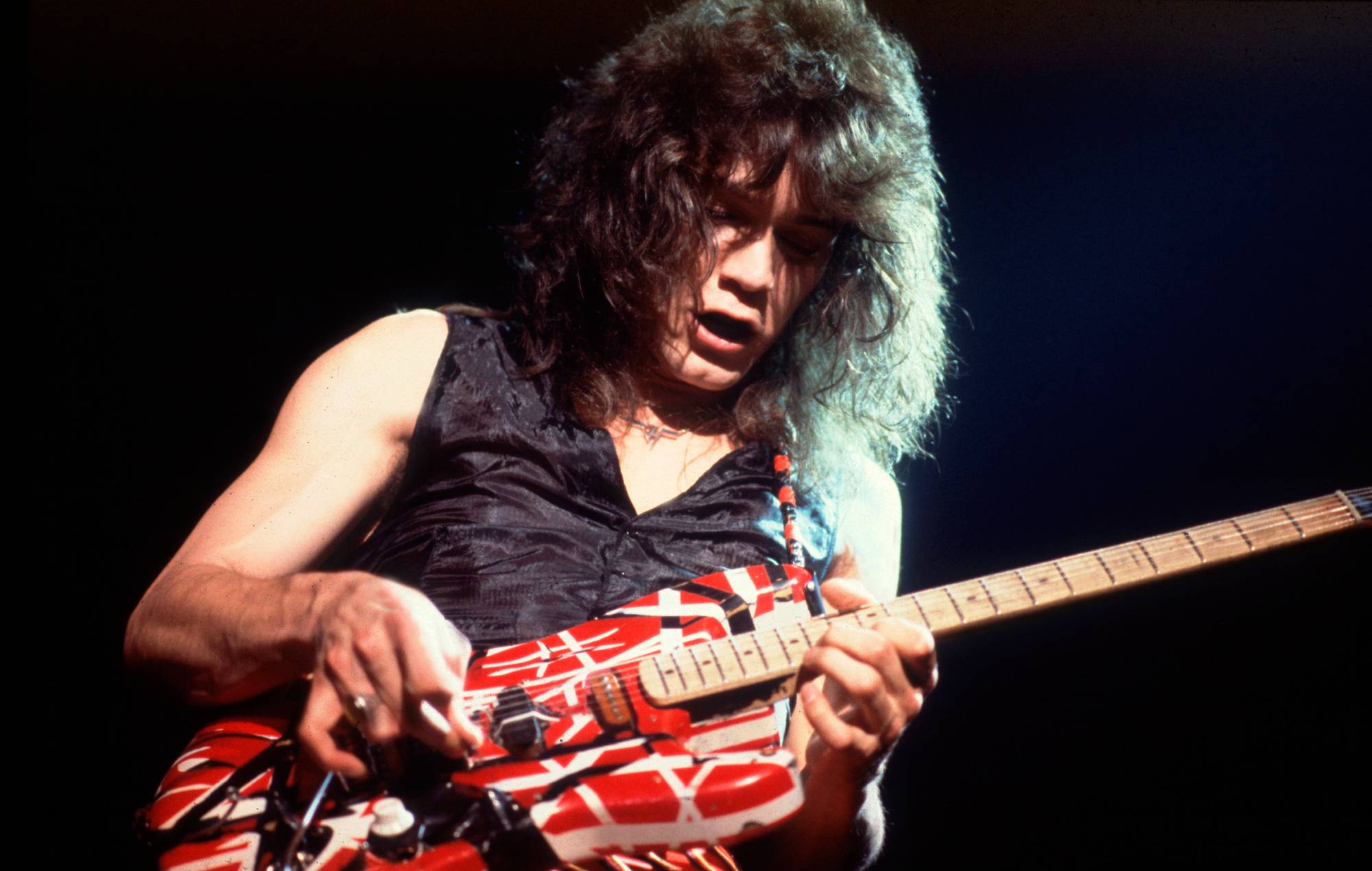 Eddie Van Halen a pris une bouteille entière de pilules de stéroïdes avant de mourir car elles lui faisaient « se sentir comme Superman »