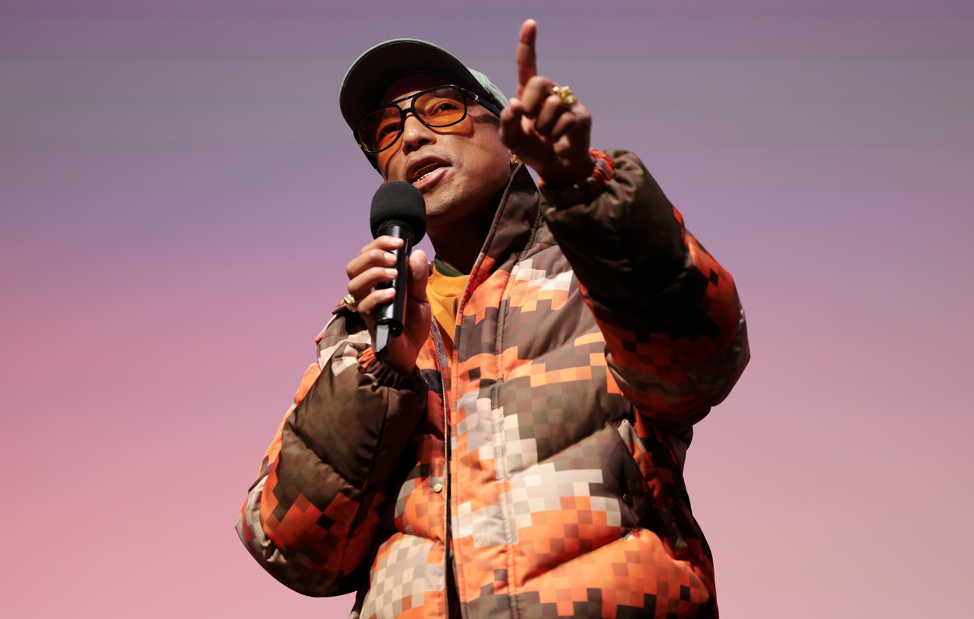 La projection 'Pièce par pièce' de Pharrell Williams à Londres perturbée par des manifestants pour les droits des animaux