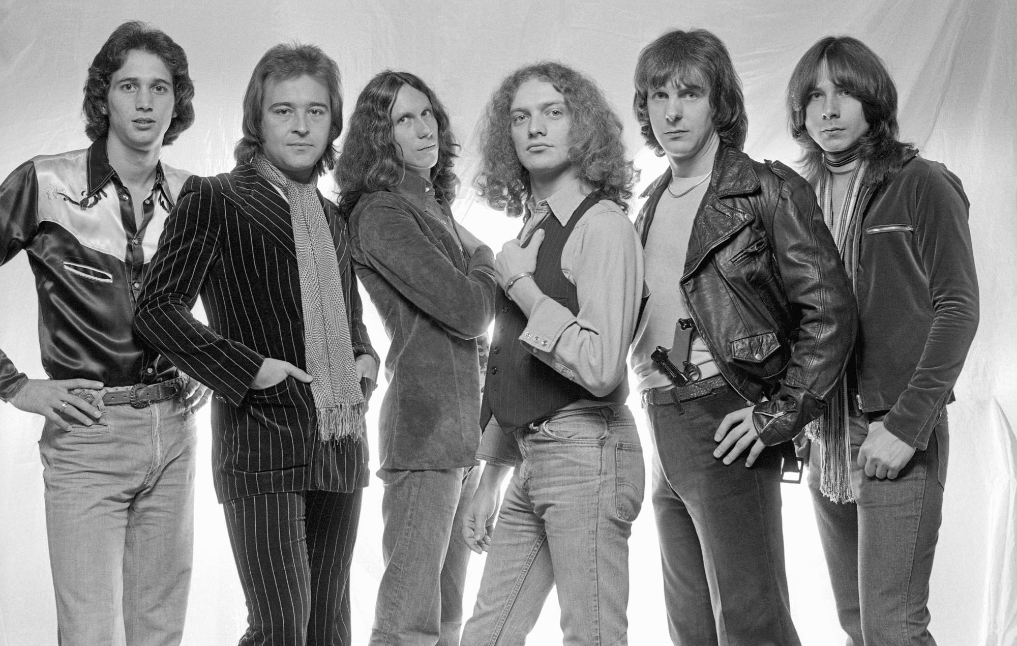 Le batteur étranger n'assistera pas à l'intronisation du Rock Hall, affirmant que sa femme n'a pas été invitée à fouler le tapis rouge
