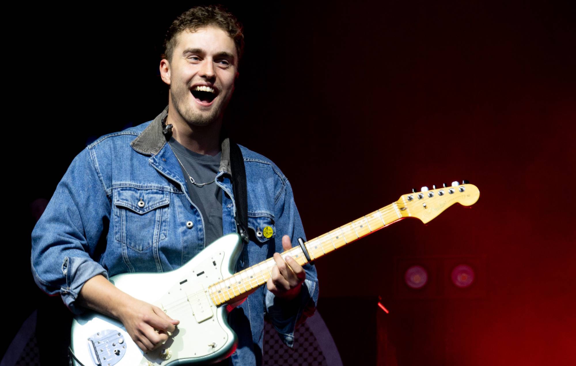 Sam Fender partage une version live de sa nouvelle chanson "People Watching" alors qu'il continue de teaser son nouvel album