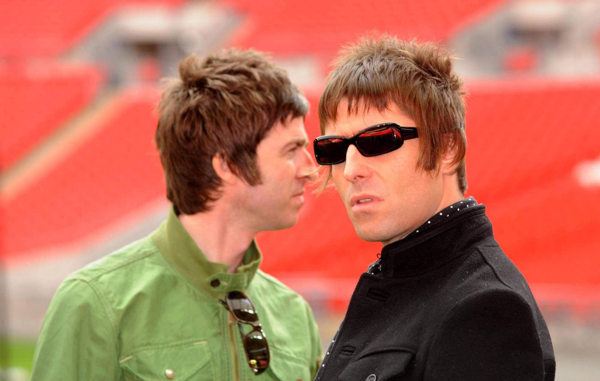 Noel Gallagher et Liam Gallagher sont photographiés lors d'une séance photo au stade Wembley. (Photo de Zak Hussein – PA Images/PA Images via Getty Images)