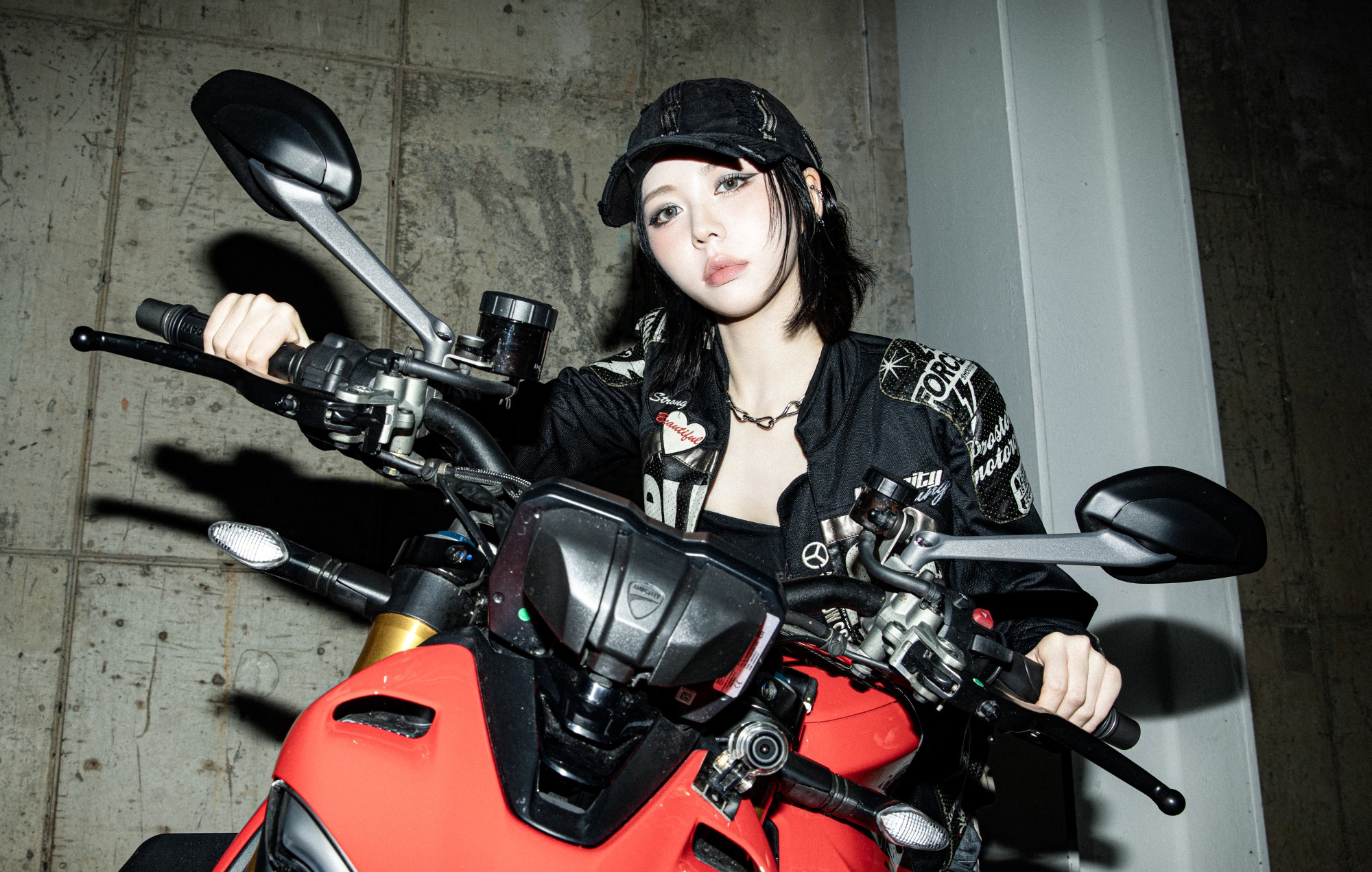 triple vision visionnaire a frappé le sol effectuer une interview